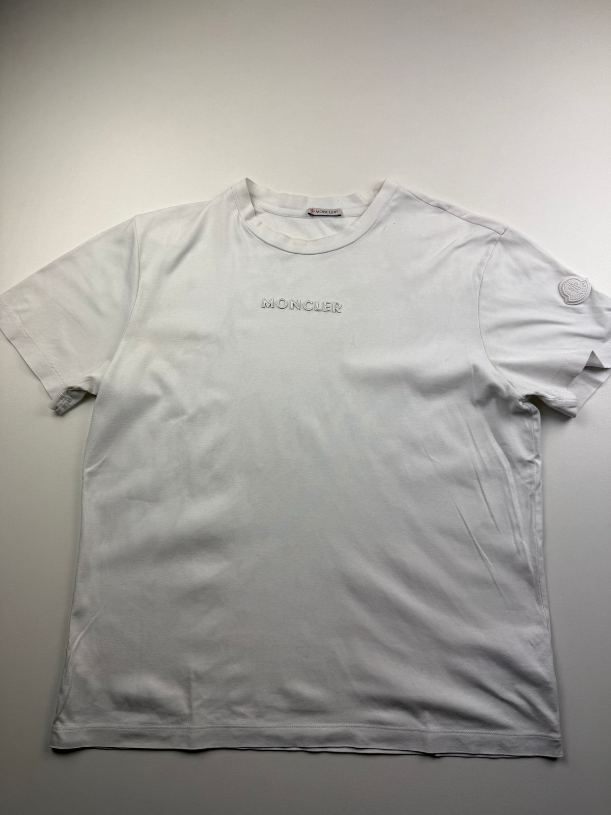 T-Shirt Moncler – Taille M – Blanc – Logo Avant et Patch