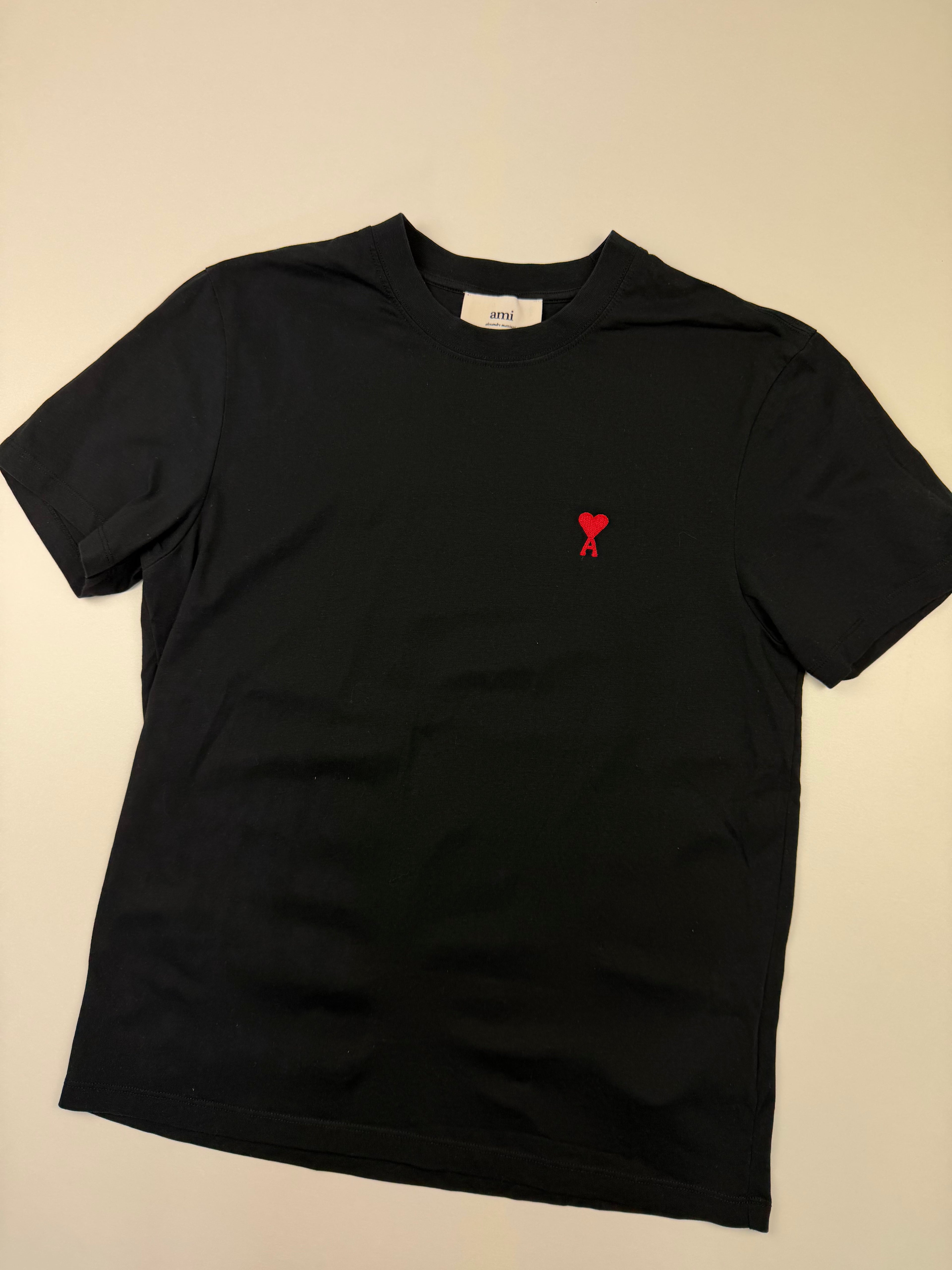 T-shirt AMI – Taille M – Noir avec Logo Cœur Rouge