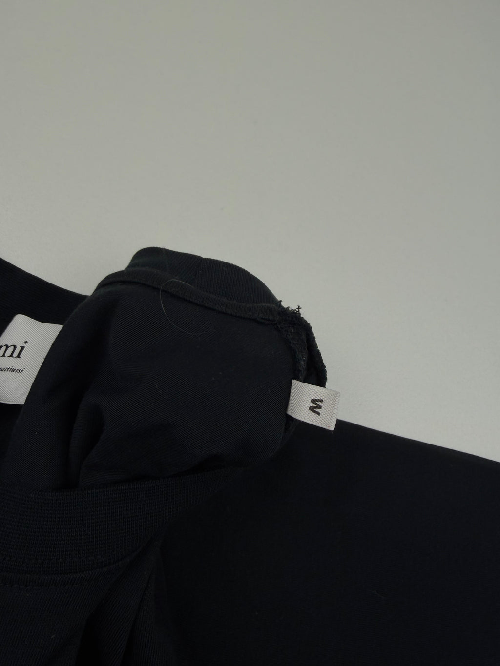 T-shirt AMI – Taille M – Noir avec Cœur Rouge