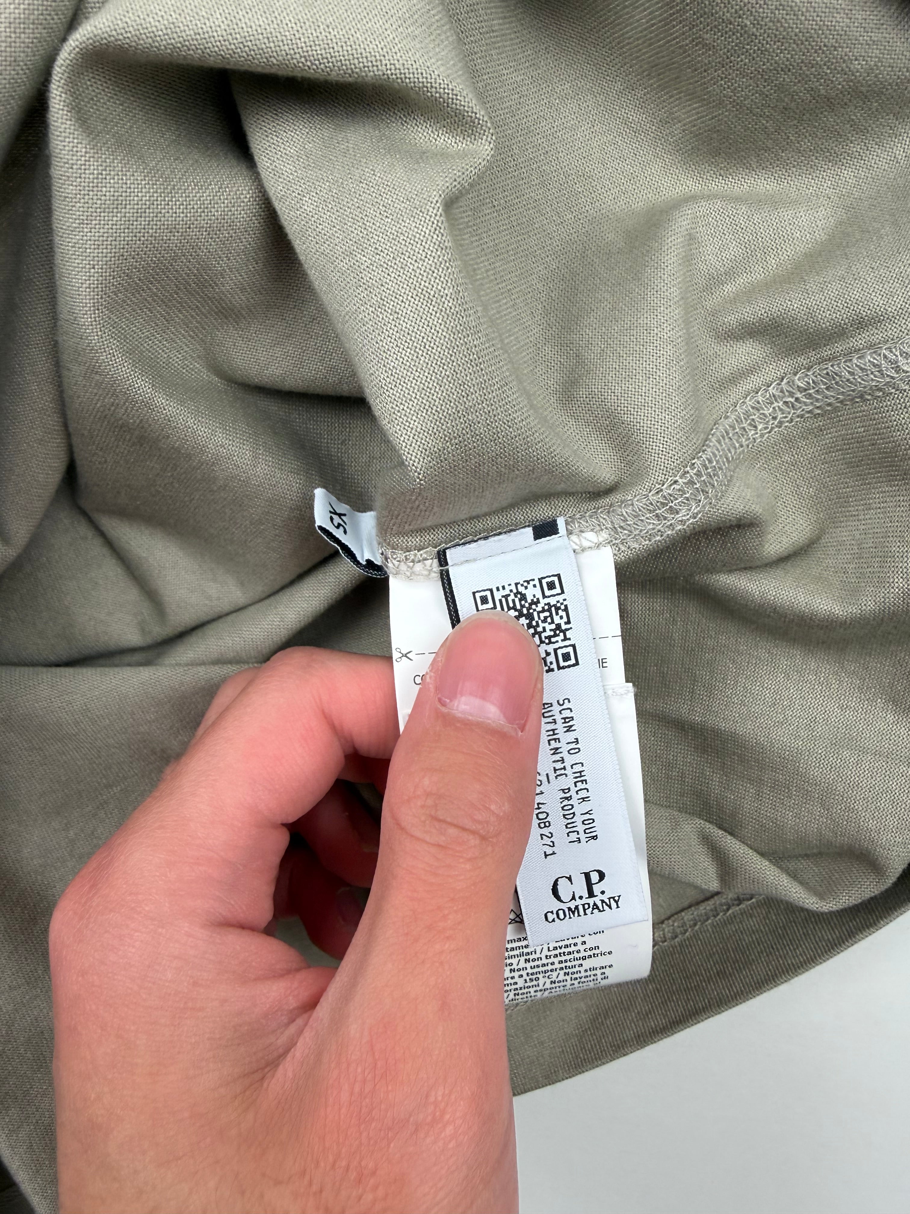 T-shirt C.P. Company – Taille XS (fit S) – Kaki avec Motif Avant &amp; Arrière
