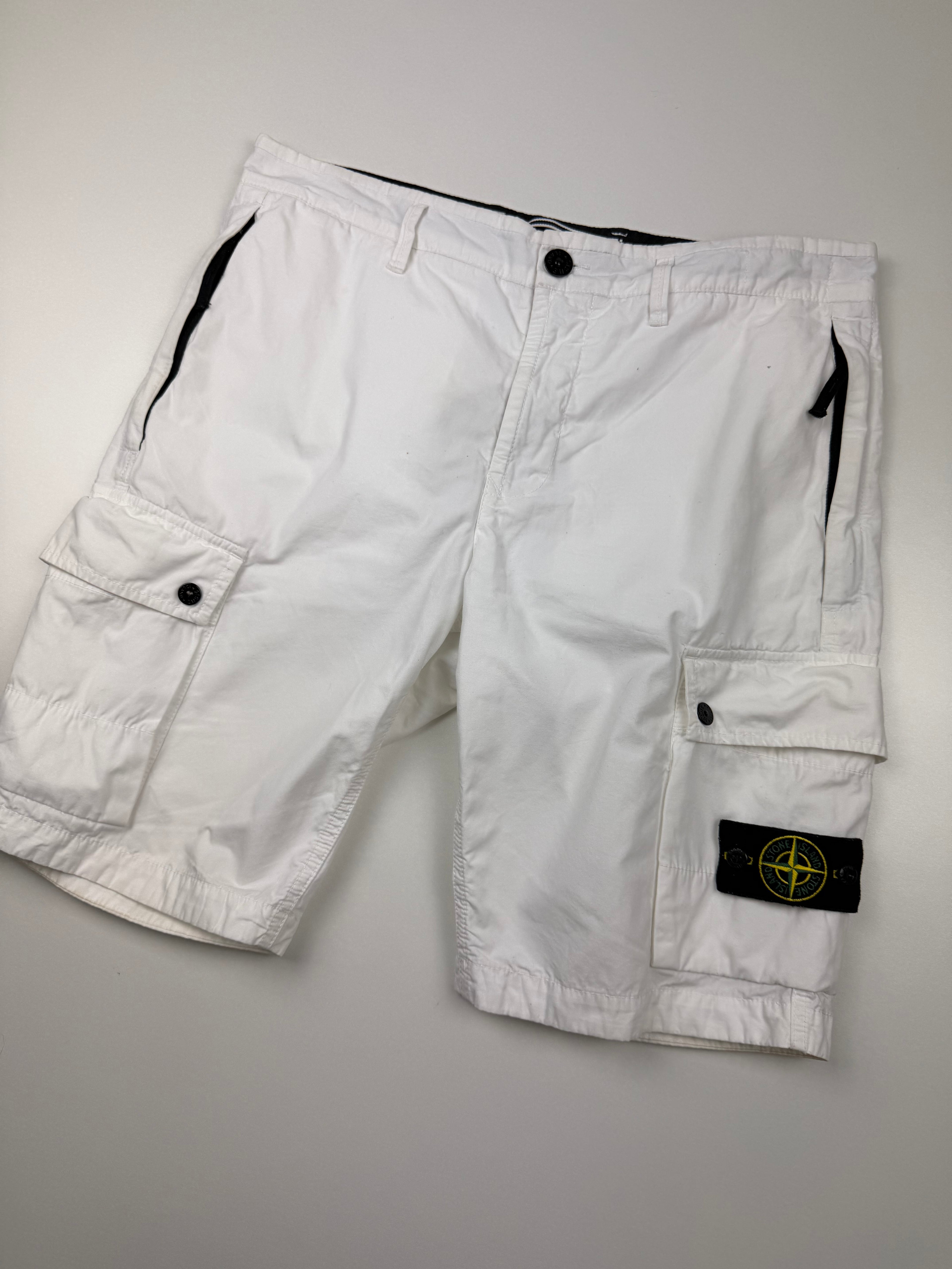 Short Cargo Stone Island – Taille L / W33 – Blanc