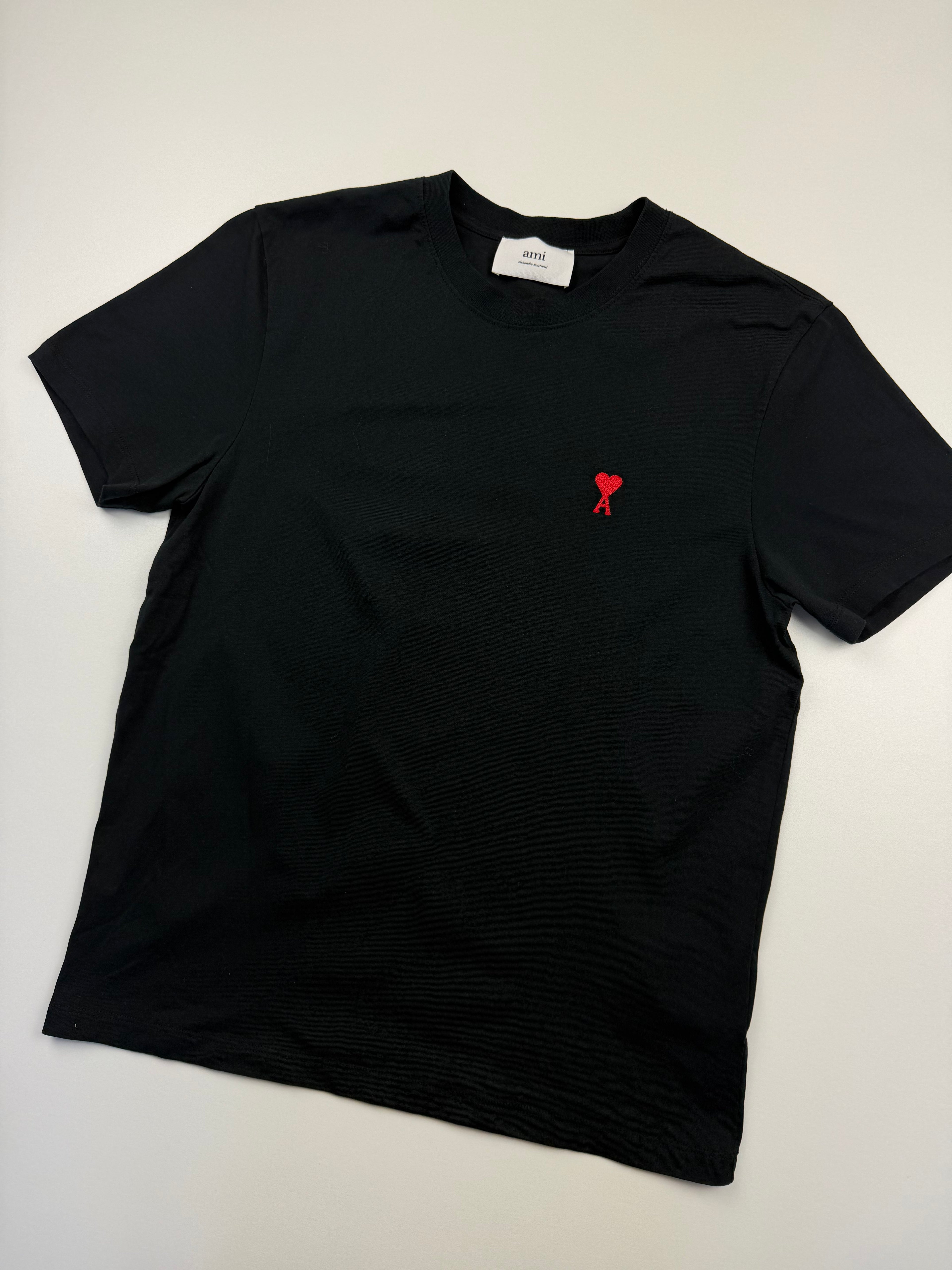 T-shirt AMI – Taille M – Noir avec Cœur Rouge