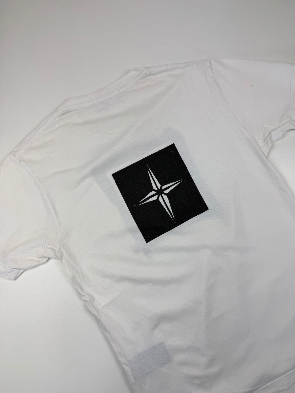 T-shirt Stone Island – Taille S – Blanc avec Logo Imprimé Avant et Dos