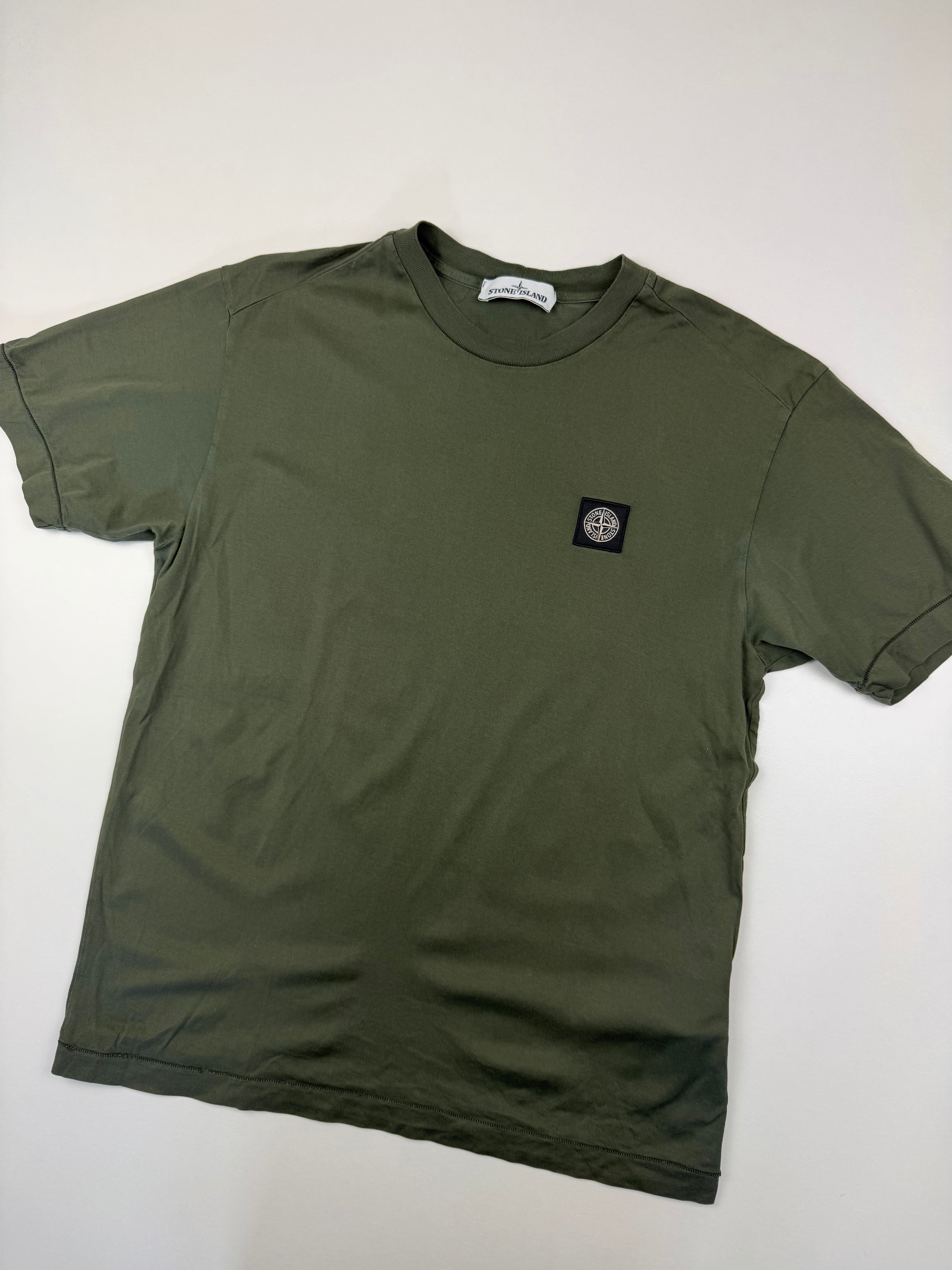 T-shirt Stone Island – Taille M – Vert Kaki avec Logo Poitrine