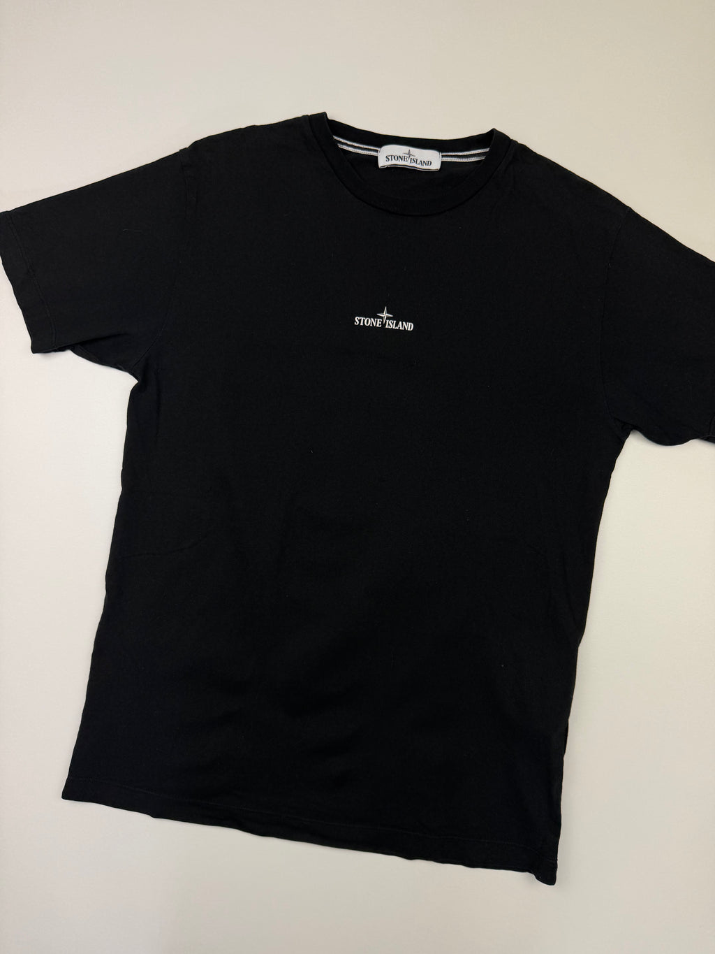 T-shirt Stone Island – Taille M – Noir avec Motif au Dos