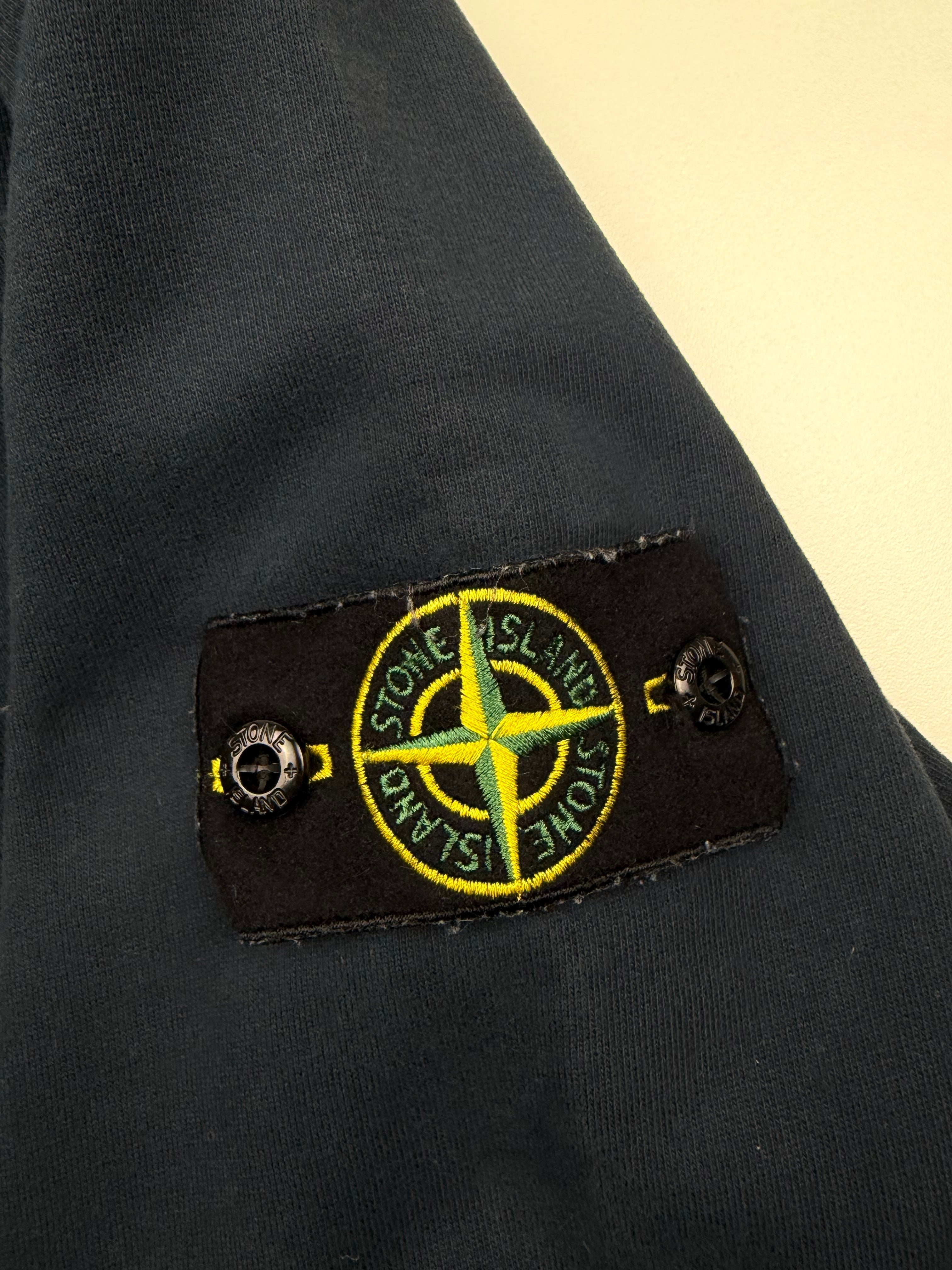 Gilet Zip Stone Island – Taille S – Bleu Marine
