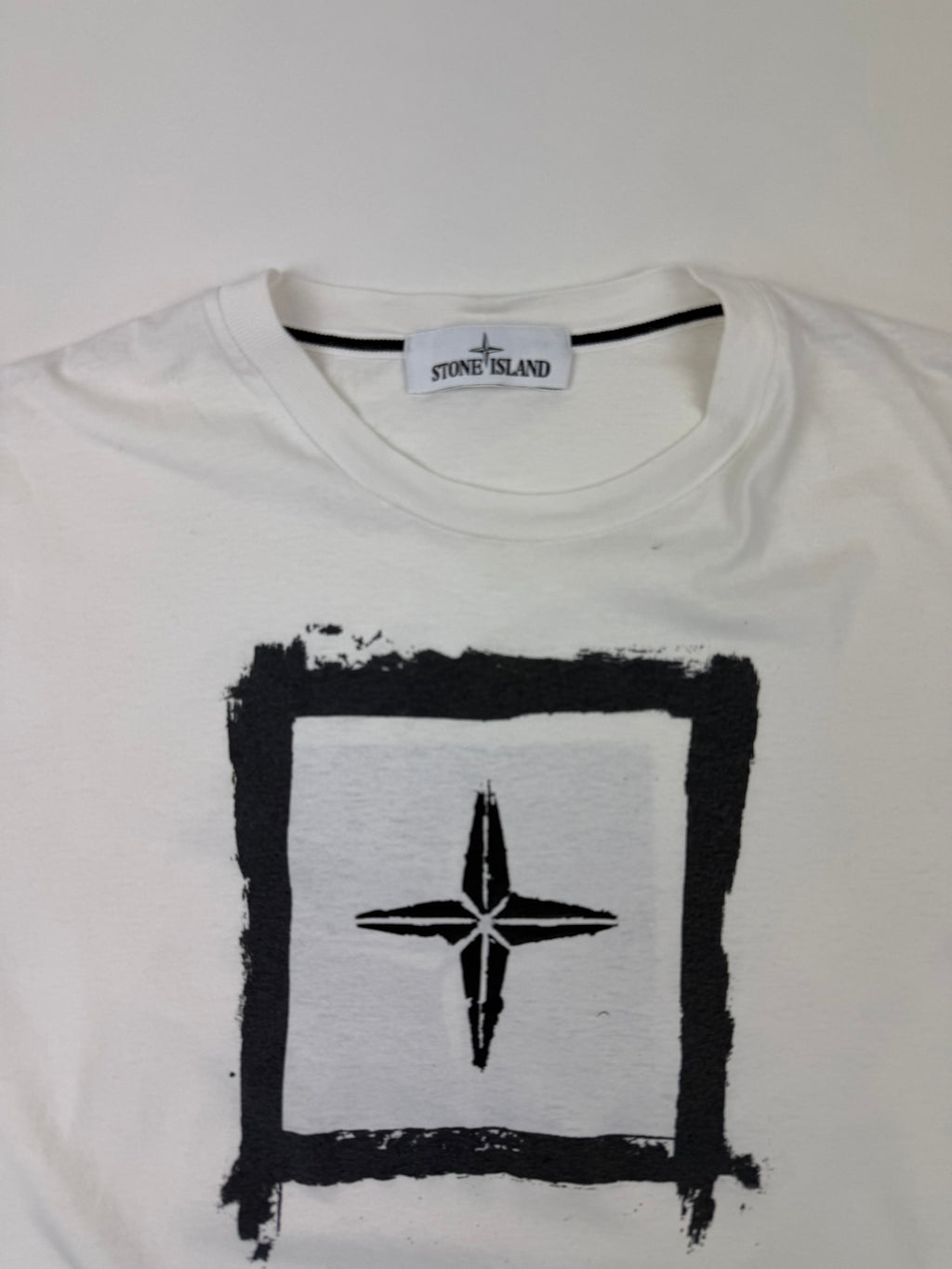 T-shirt Stone Island – Taille S – Blanc avec Logo Imprimé Avant et Dos