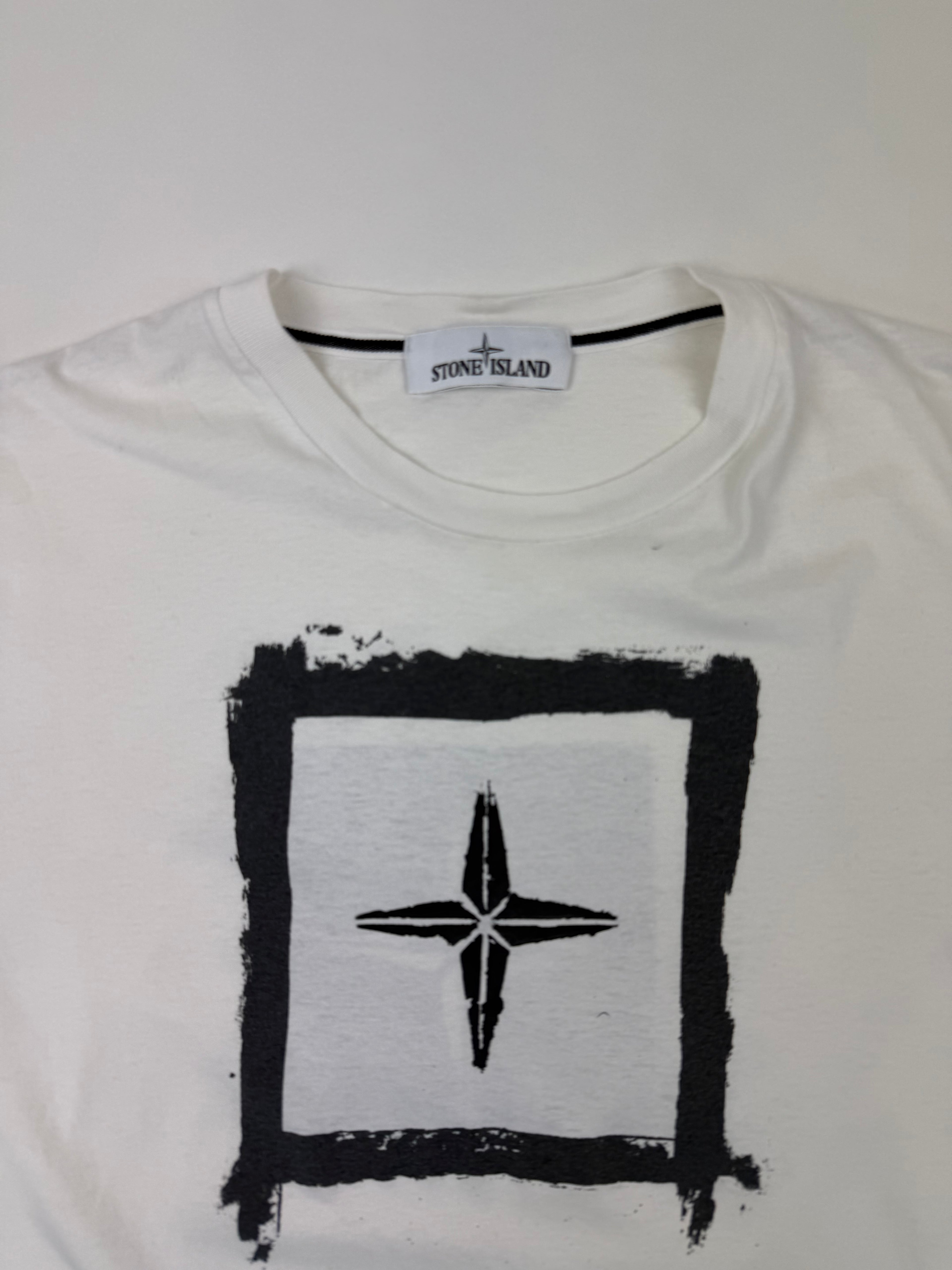 T-shirt Stone Island – Taille S – Blanc avec Logo Imprimé Avant et Dos