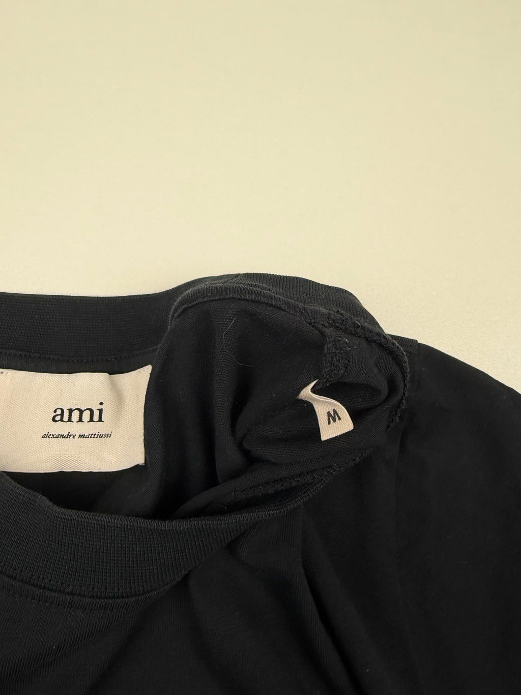 T-shirt AMI – Taille M – Noir avec Logo Cœur Rouge