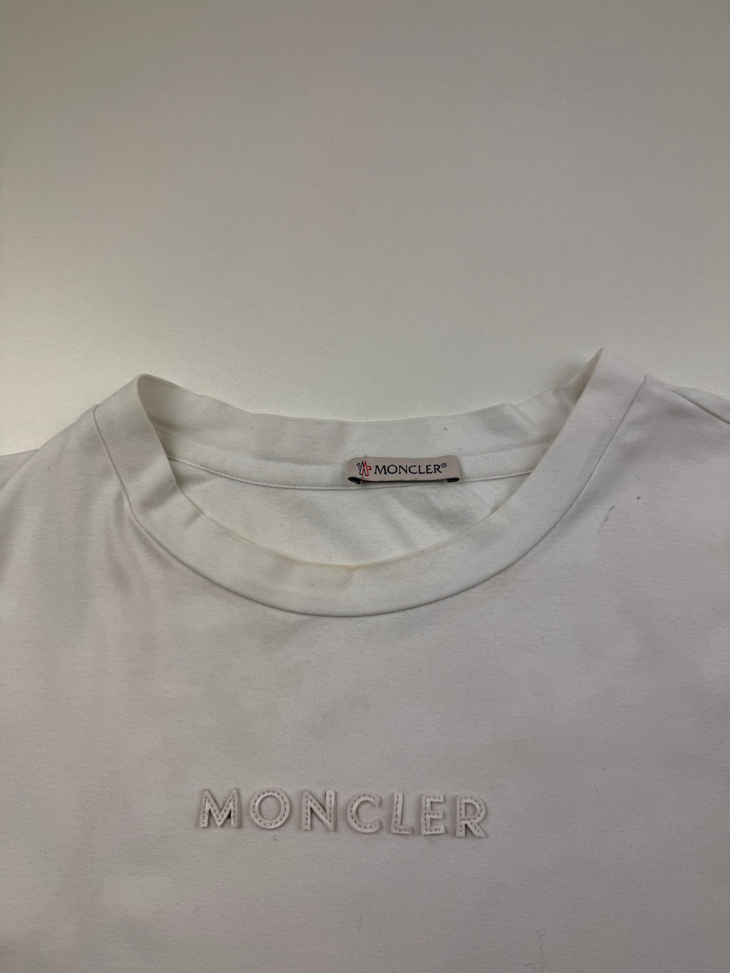 T-Shirt Moncler – Taille M – Blanc – Logo Avant et Patch