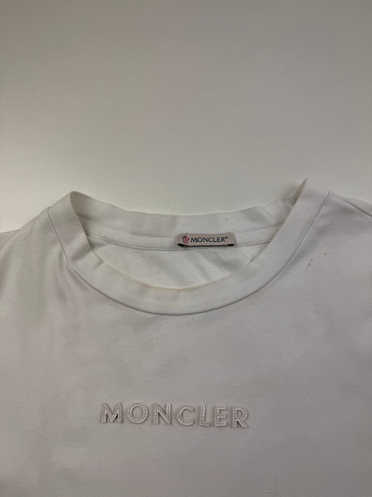 T-Shirt Moncler – Taille M – Blanc – Logo Avant et Patch