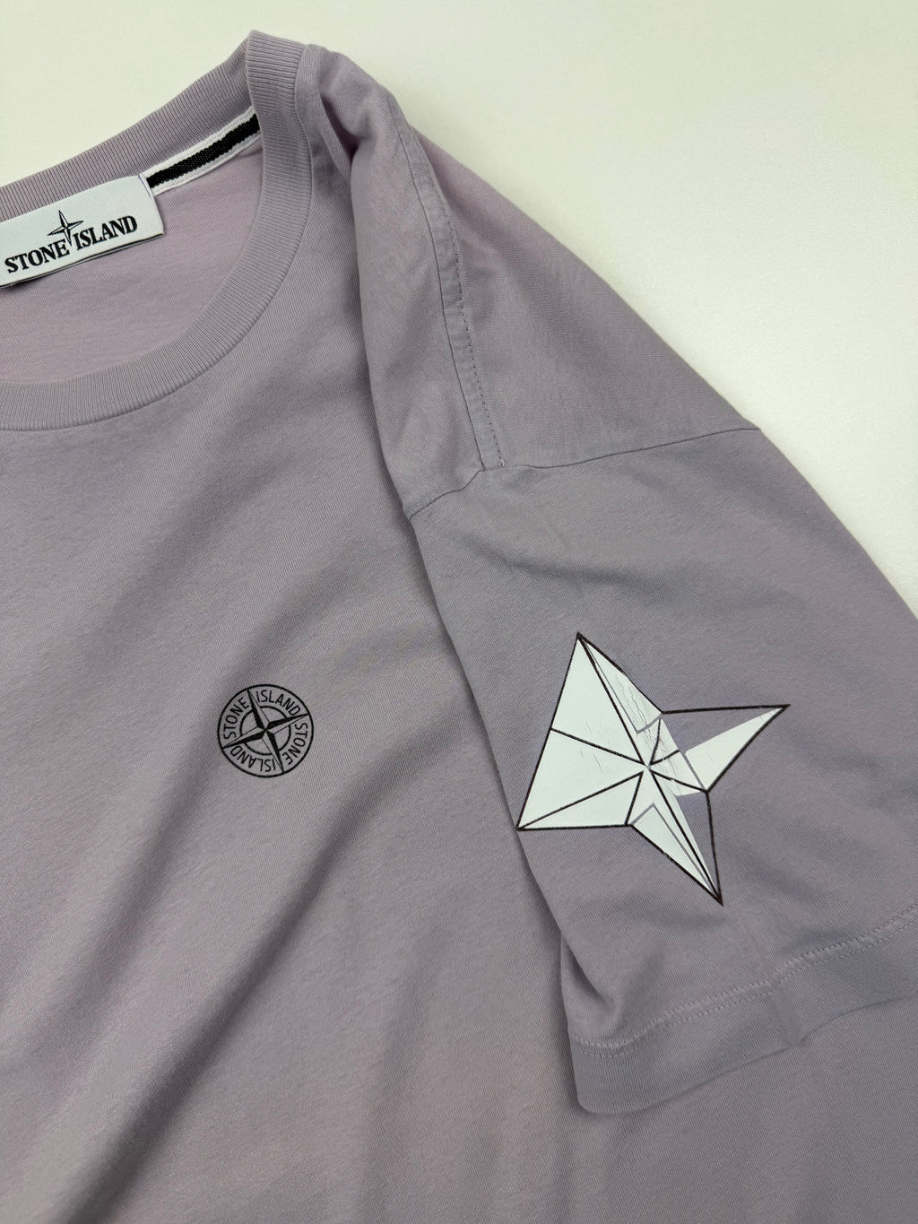 T-shirt Stone Island – Taille L – Violet Clair avec Motif à l’Avant