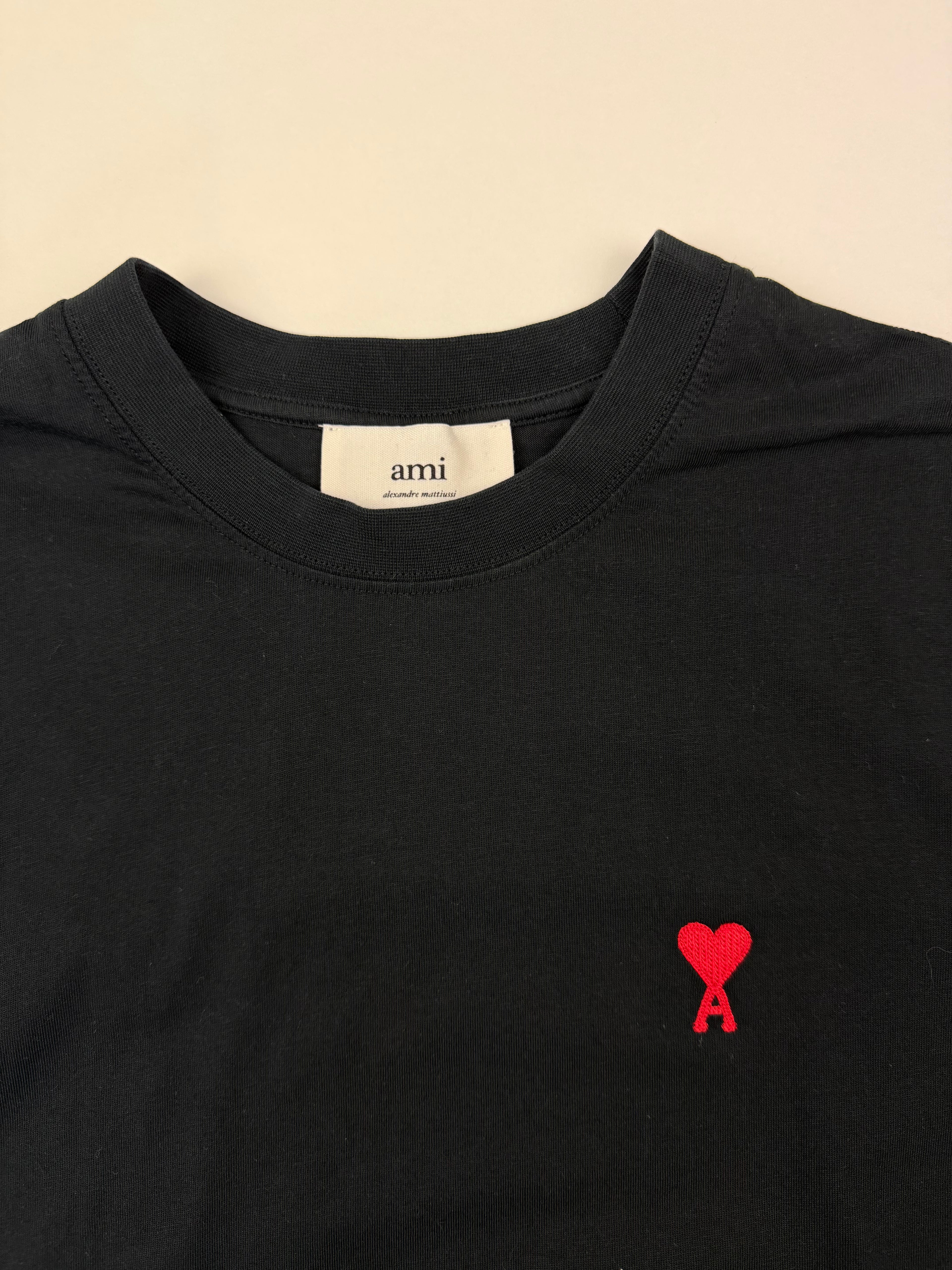 T-shirt AMI – Taille M – Noir avec Logo Cœur Rouge