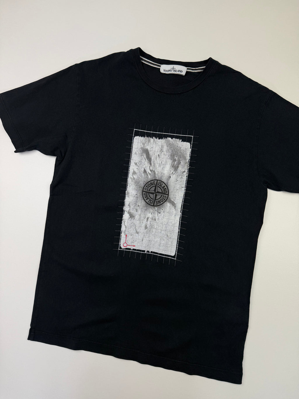 T-shirt Stone Island – Taille M – Noir avec Motif à l’Avant