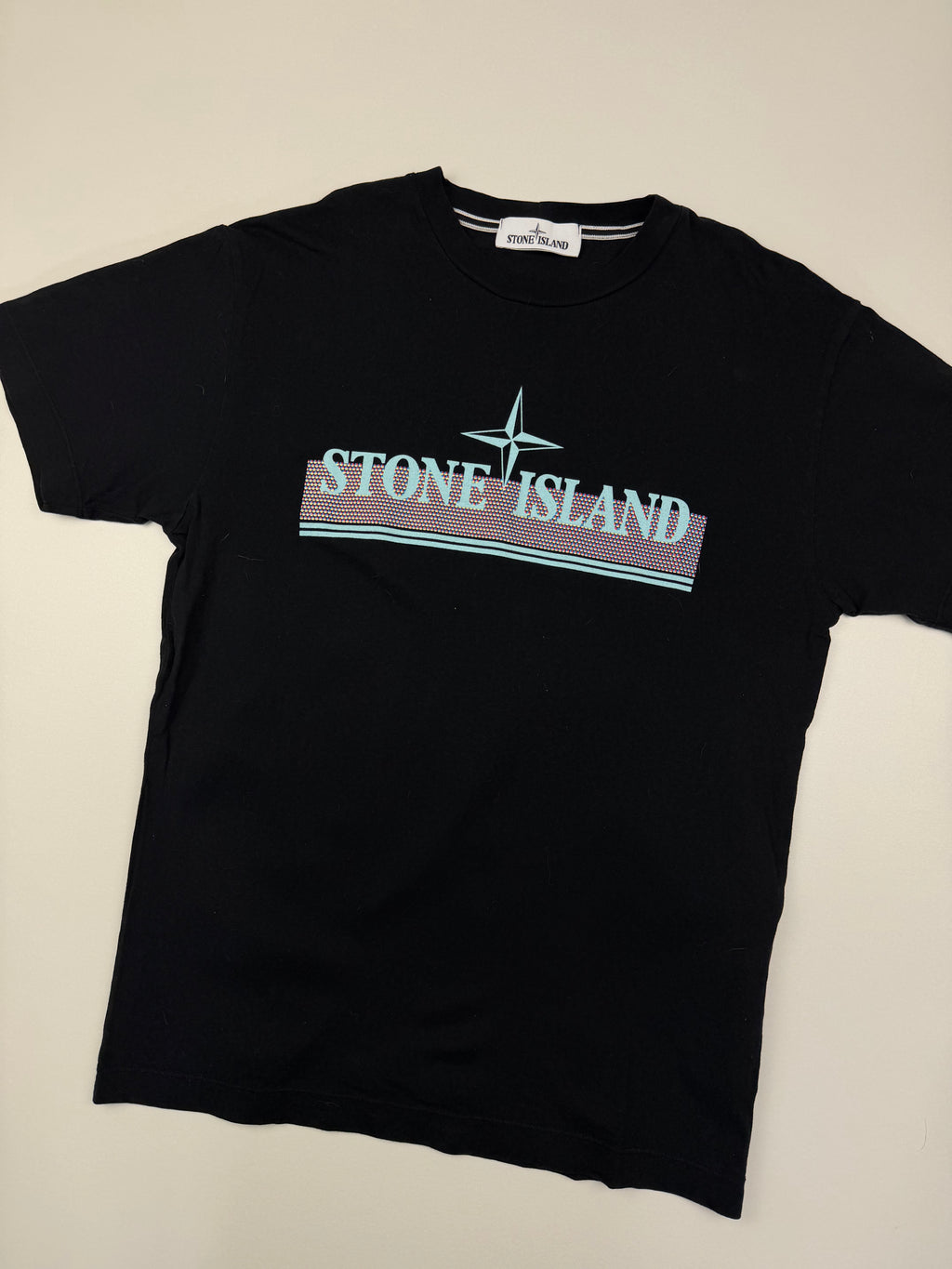 T-shirt Stone Island – Taille M – Noir avec Logo Imprimé à l’Avant