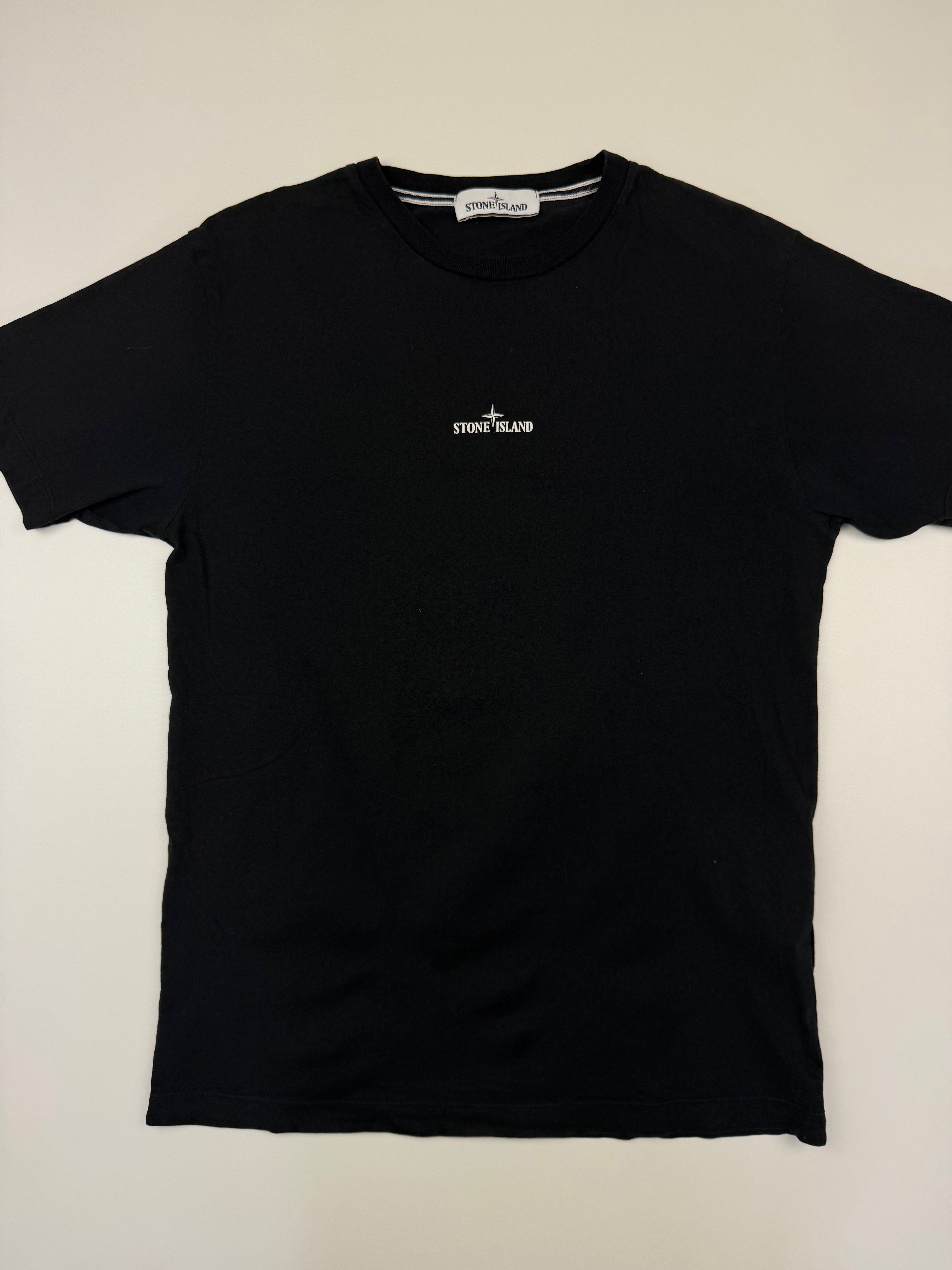 T-shirt Stone Island – Taille M – Noir avec Motif au Dos