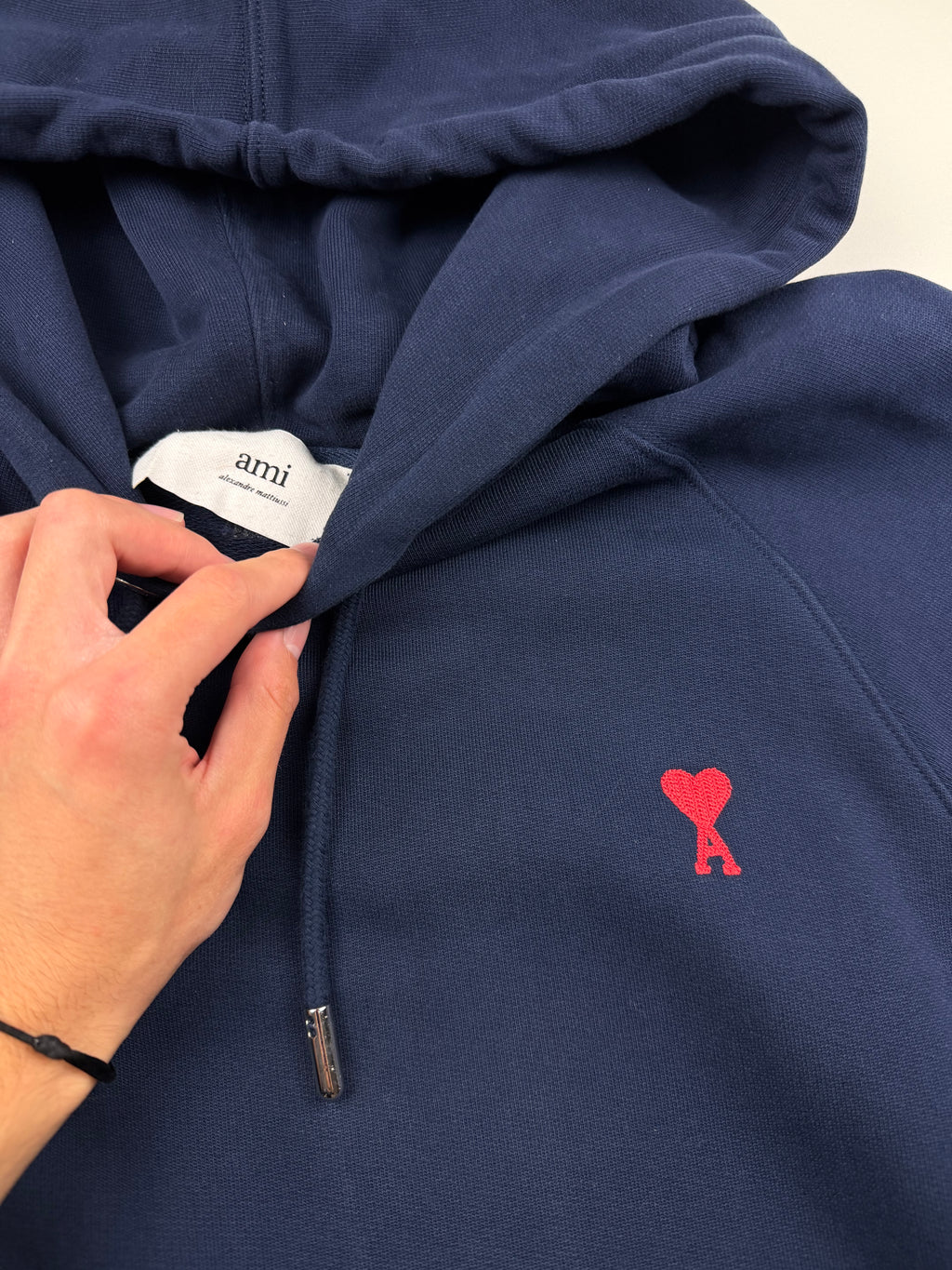 Pull à Capuche AMI Paris – Taille XL – Bleu Marine – Logo Cœur Rouge