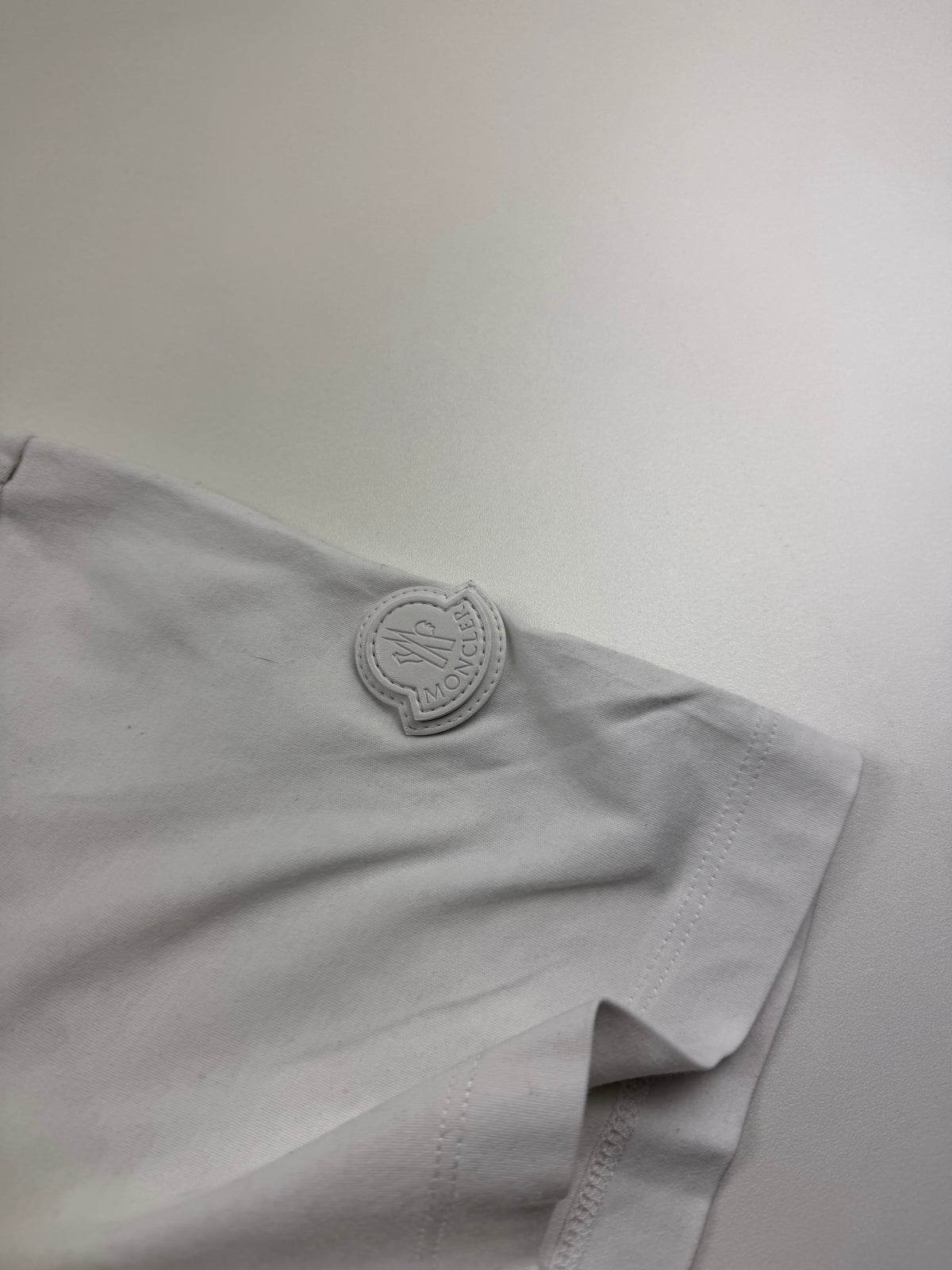 T-Shirt Moncler – Taille M – Blanc – Logo Avant et Patch