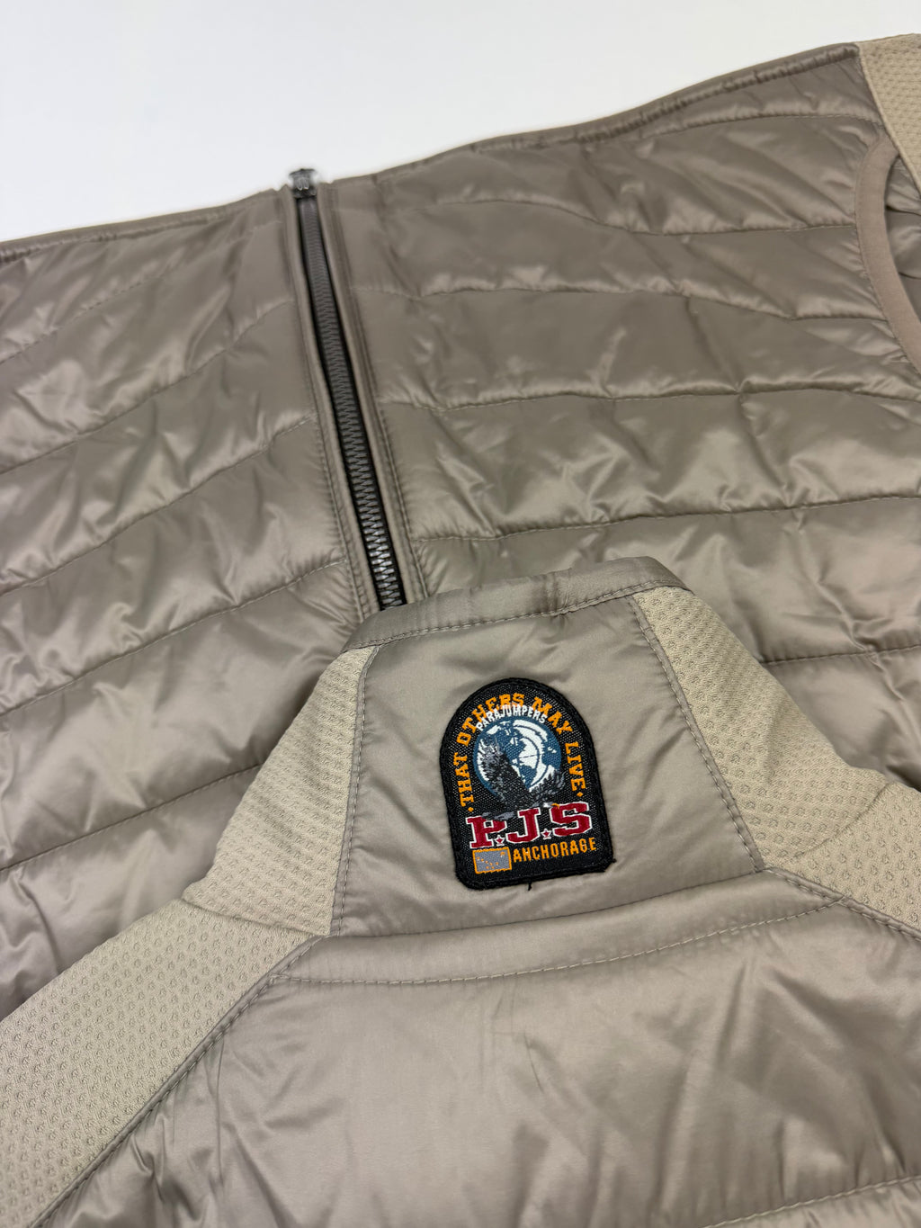 Veste sans manche Parajumpers “Zavier Hybrid Warm Up” – Taille M – Coloris Atmosphère – Neuve avec étiquette