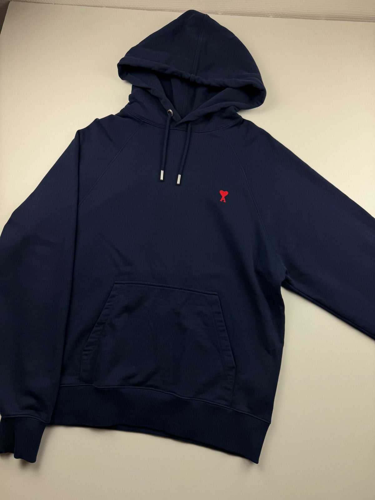 Pull à Capuche AMI Paris – Taille XL – Bleu Marine – Logo Cœur Rouge