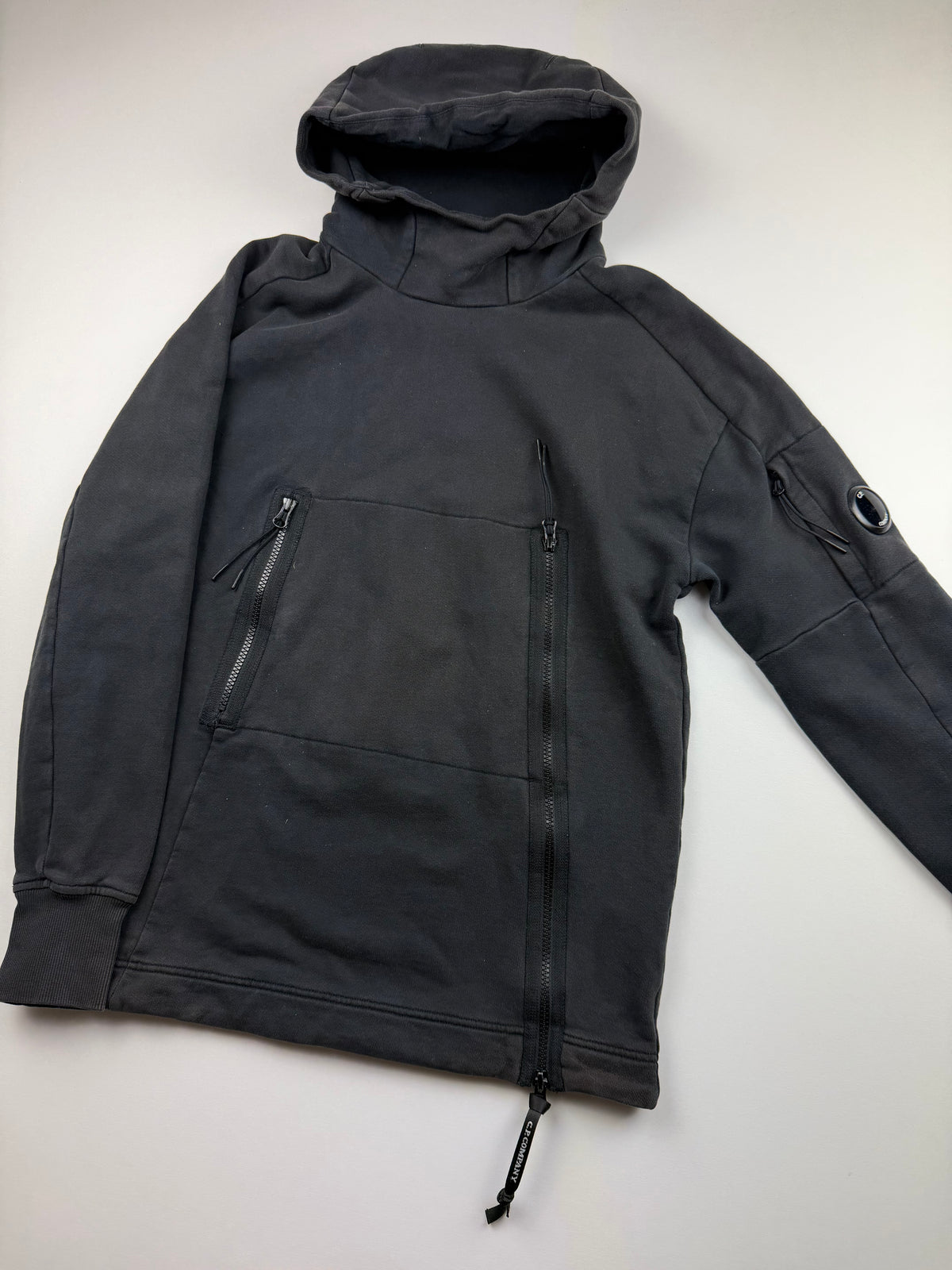 Pull à Capuche C.P. Company – Taille S – Gris Foncé – Zip Avant