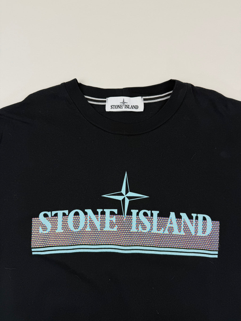 T-shirt Stone Island – Taille M – Noir avec Logo Imprimé à l’Avant