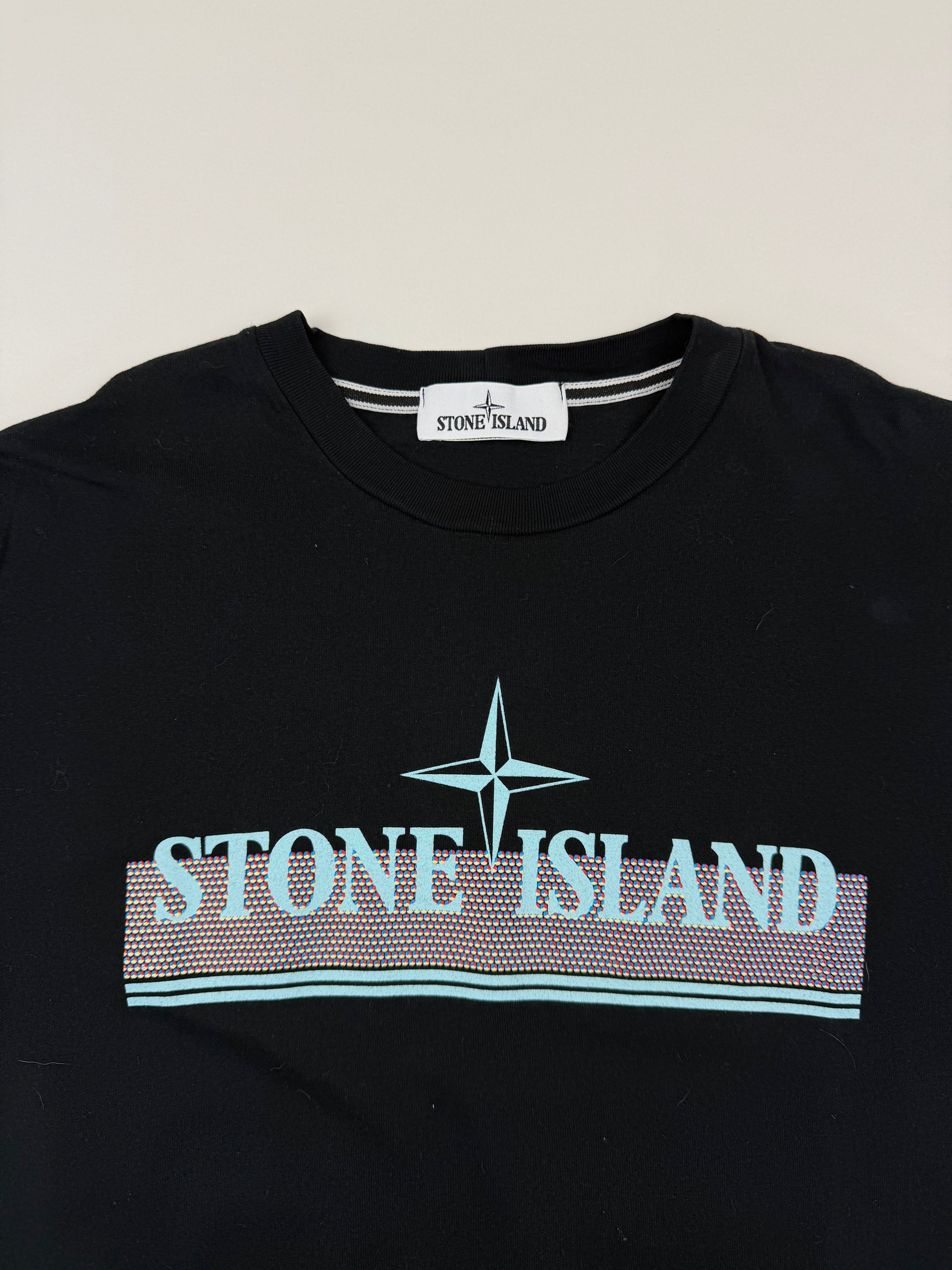 T-shirt Stone Island – Taille M – Noir avec Logo Imprimé à l’Avant