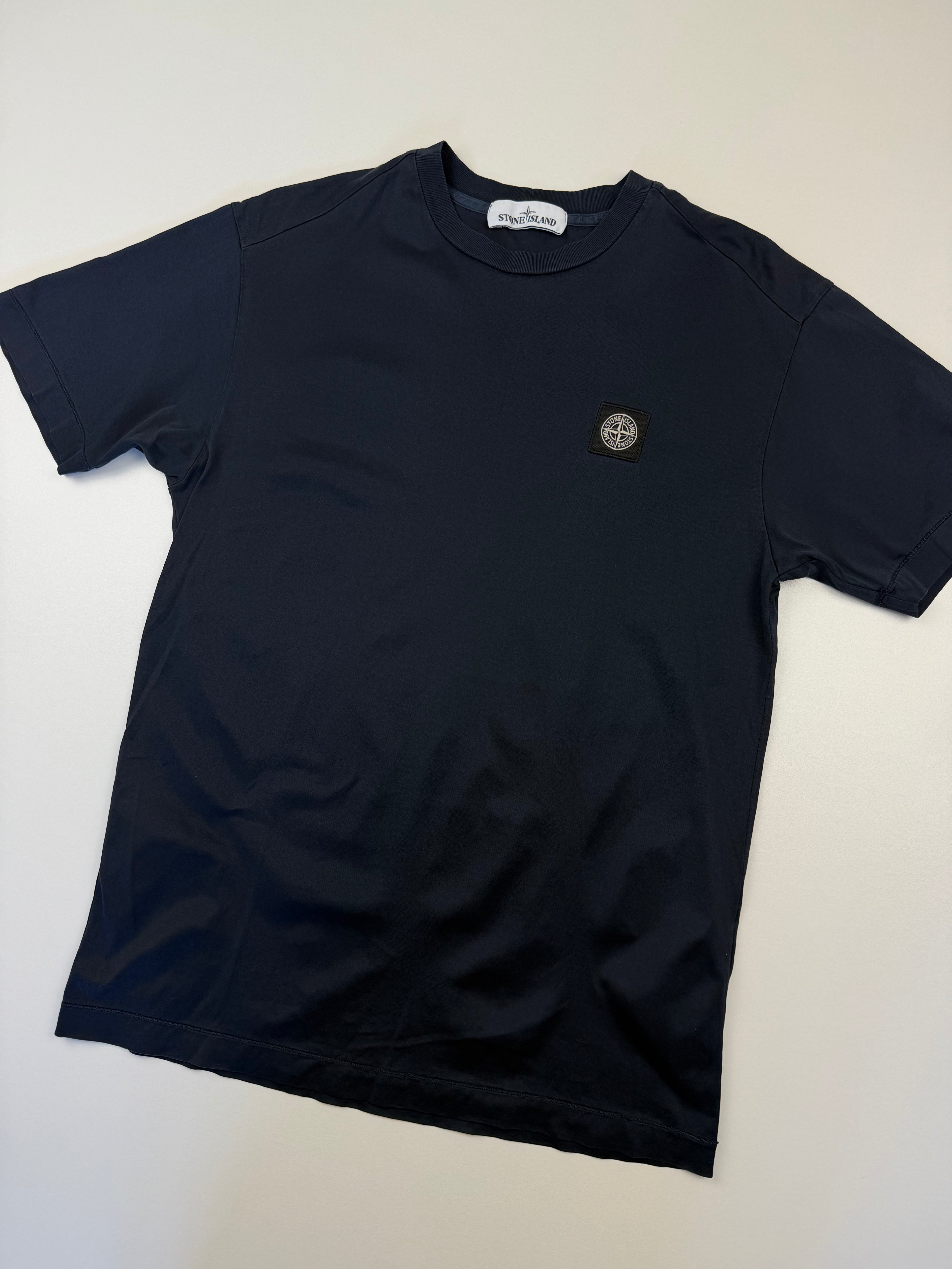 T-shirt Stone Island – Taille S – Bleu Marine avec Logo Poitrine