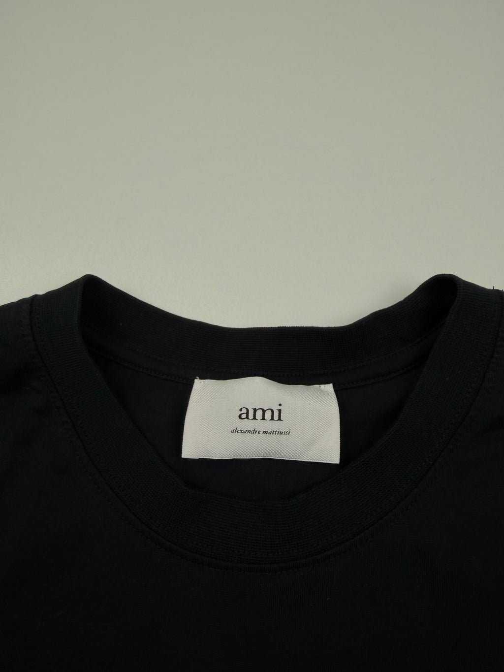 T-shirt AMI – Taille M – Noir avec Cœur Rouge