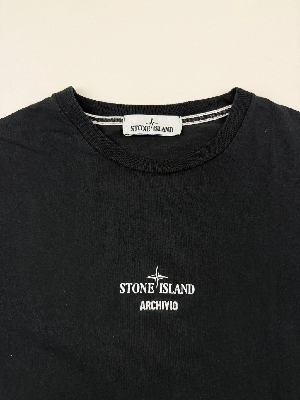 T-shirt Stone Island “Archivio” – Taille M – Noir avec Motif Dos