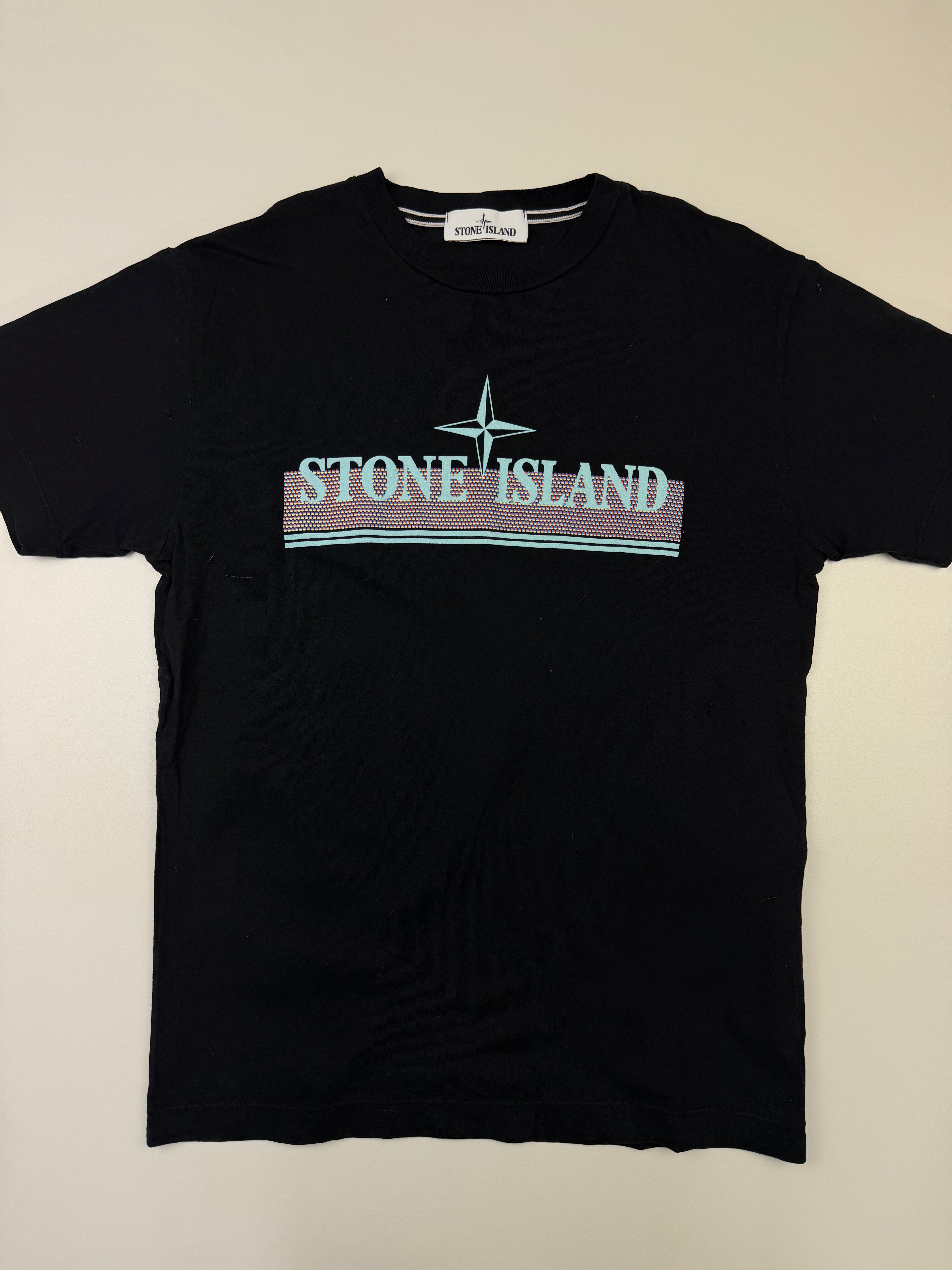 T-shirt Stone Island – Taille M – Noir avec Logo Imprimé à l’Avant