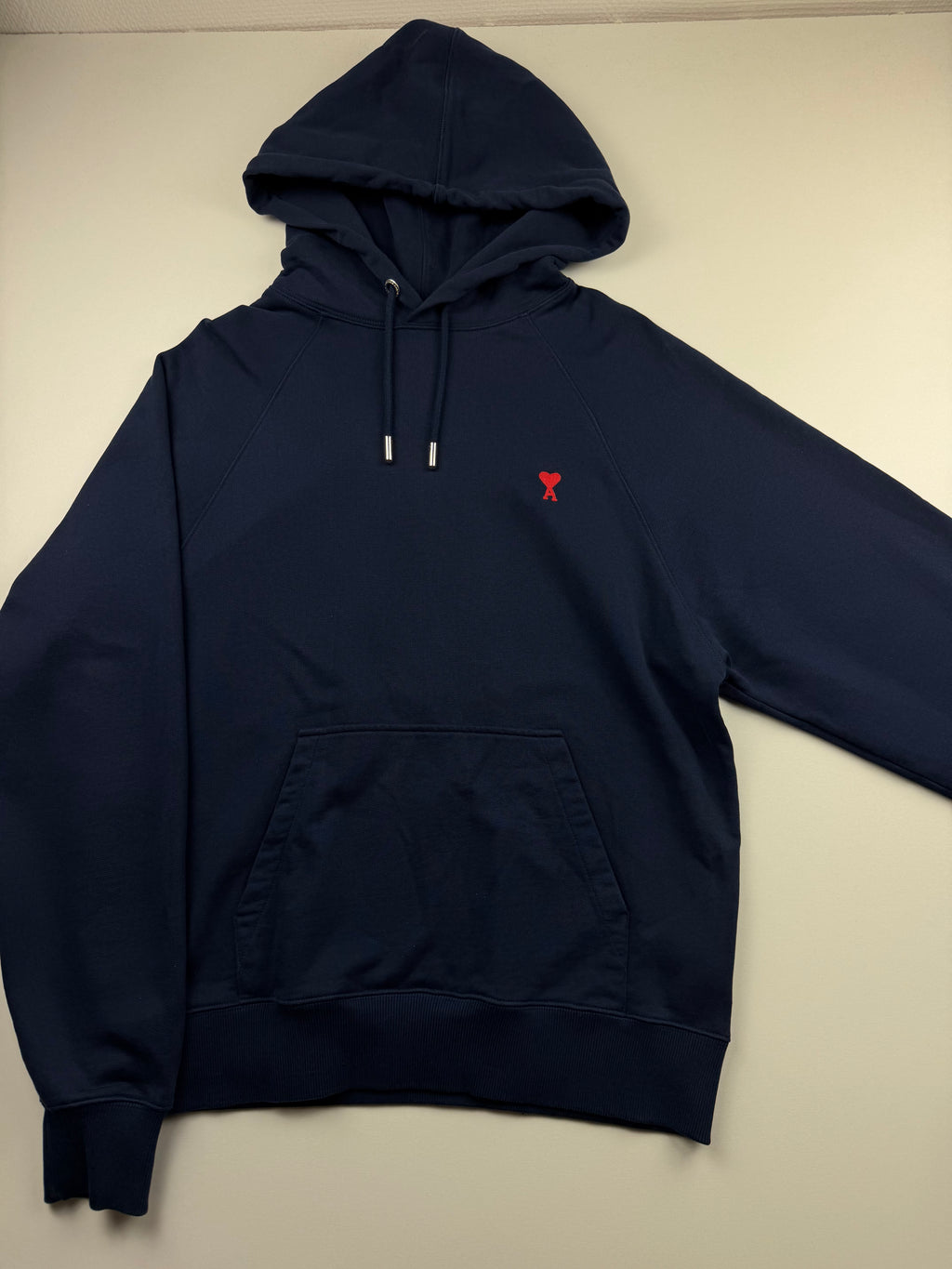 Pull à Capuche AMI Paris – Taille XL – Bleu Marine – Logo Cœur Rouge