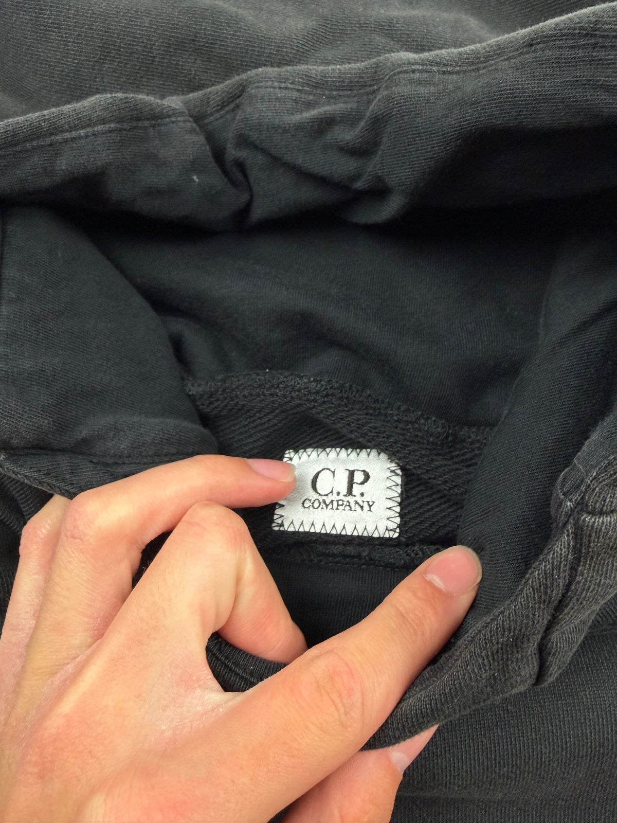 Pull à Capuche C.P. Company – Taille S – Gris Foncé – Zip Avant