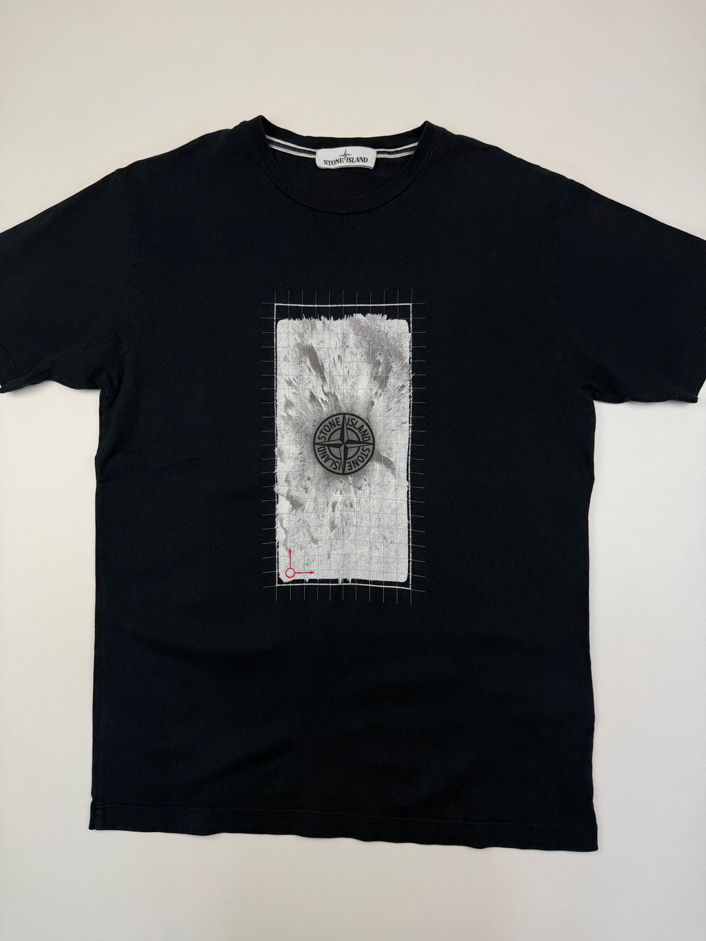 T-shirt Stone Island – Taille M – Noir avec Motif à l’Avant