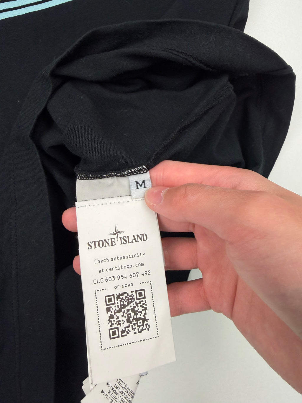 T-shirt Stone Island – Taille M – Noir avec Logo Imprimé à l’Avant