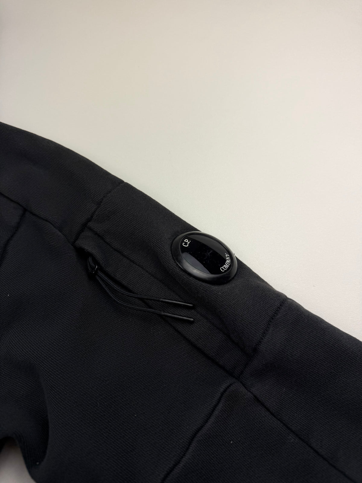 Pull à Capuche C.P. Company – Taille S – Gris Foncé – Zip Avant