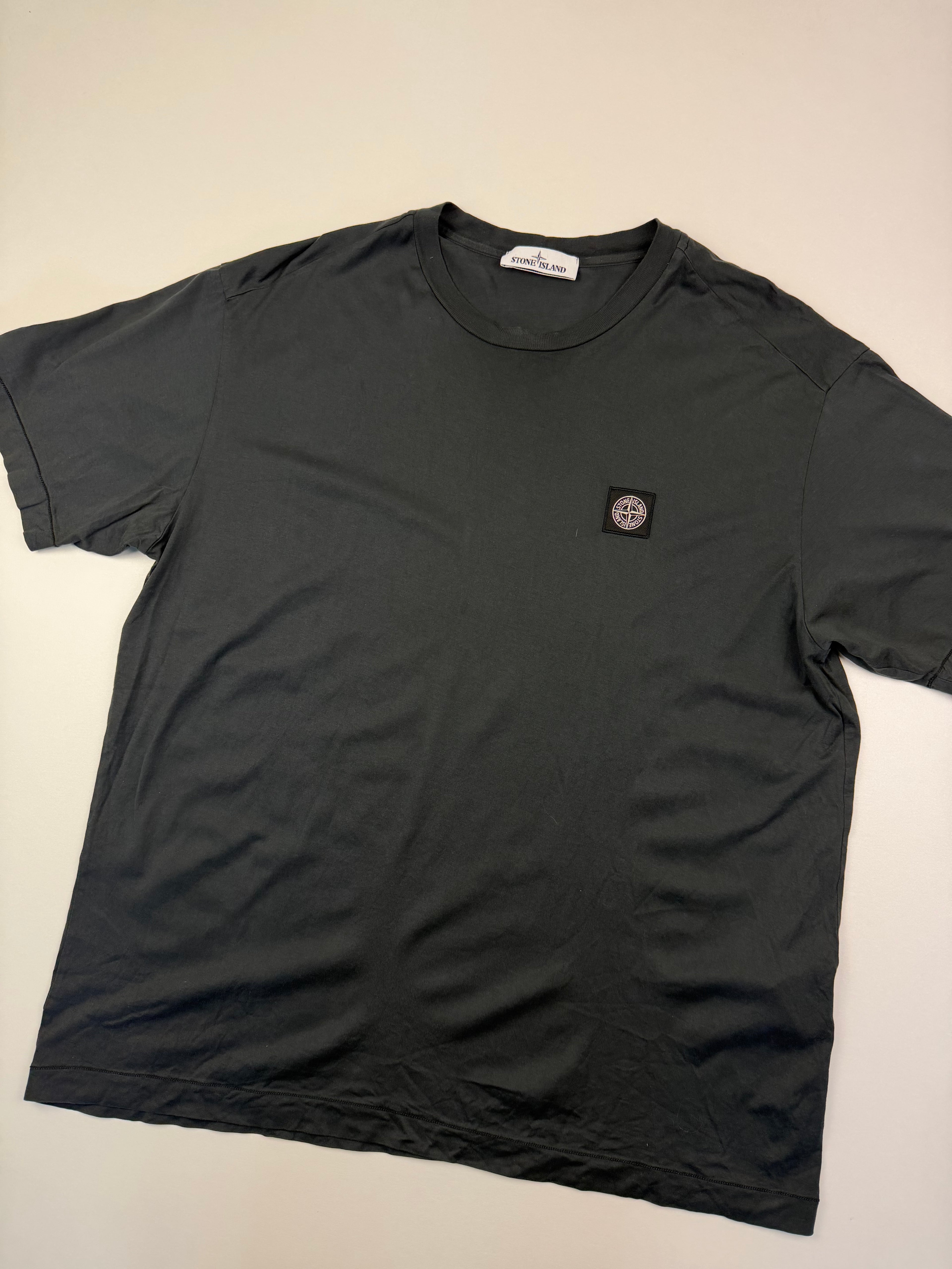 T-shirt Stone Island – Taille XXL (fit XL) – Gris/Noir avec Logo Poitrine