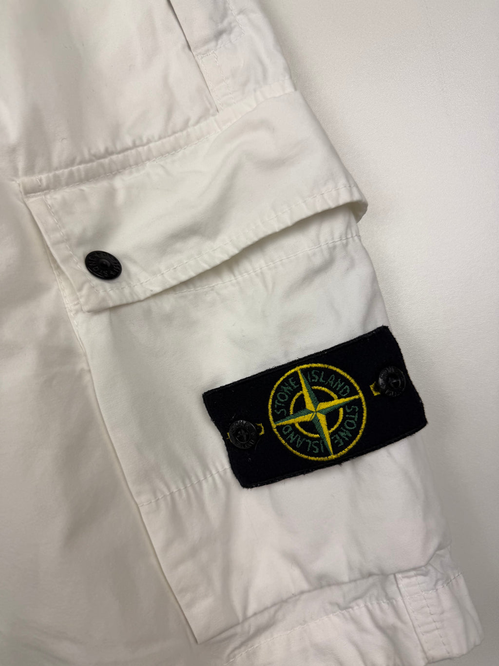 Short Cargo Stone Island – Taille L / W33 – Blanc