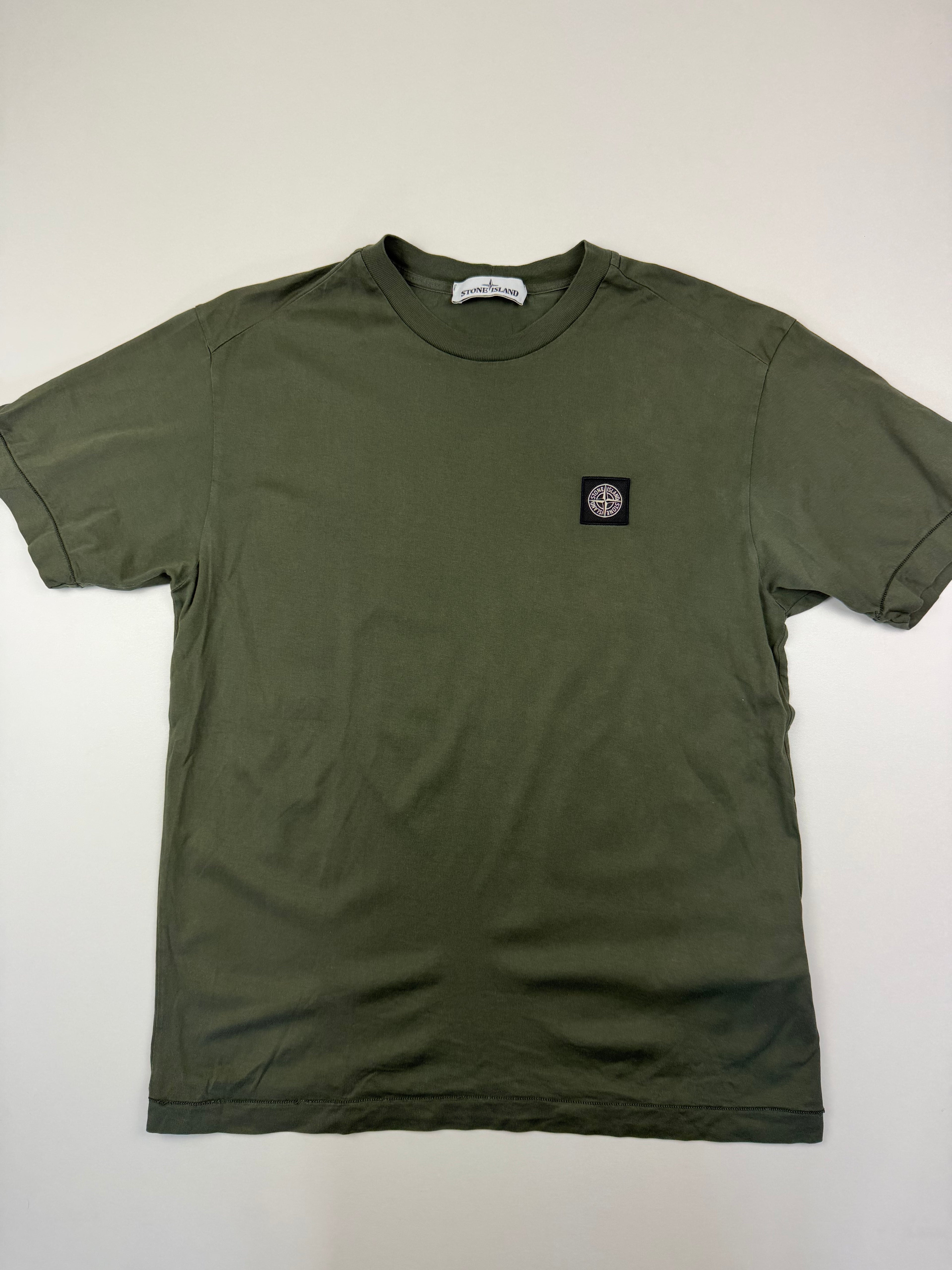 T-shirt Stone Island – Taille M – Vert Kaki avec Logo Poitrine