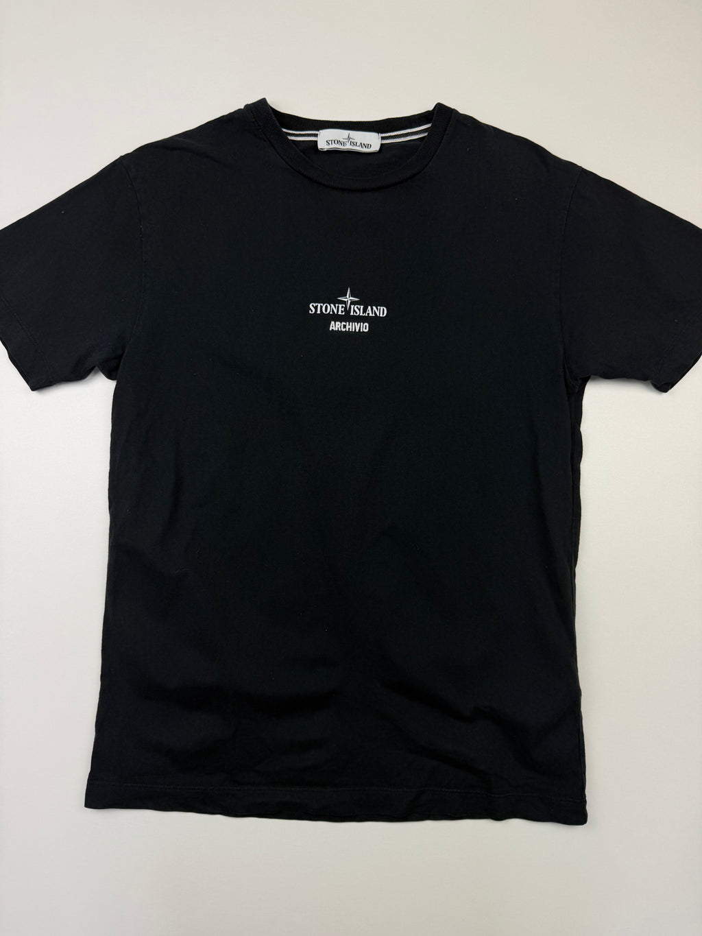 T-shirt Stone Island “Archivio” – Taille M – Noir avec Motif Dos