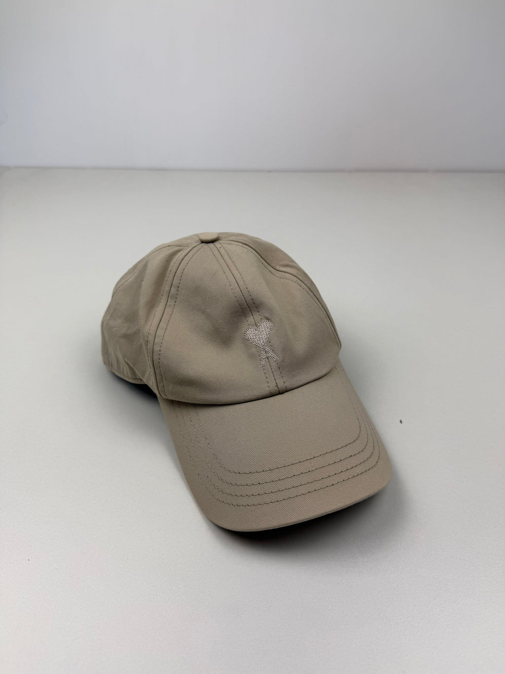 Casquette AMI – Beige – Logo Ton sur Ton – Taille Unique