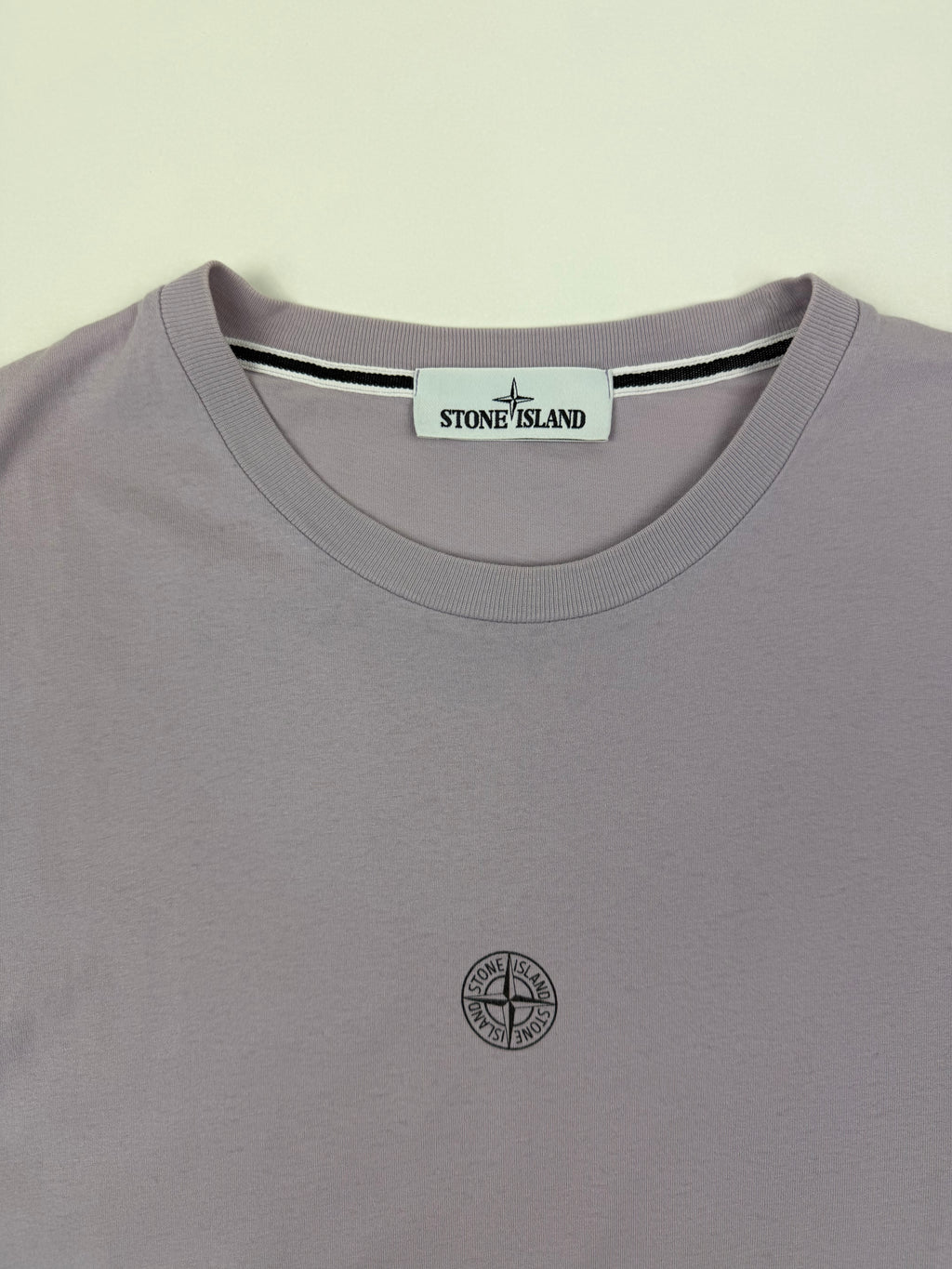 T-shirt Stone Island – Taille L – Violet Clair avec Motif à l’Avant