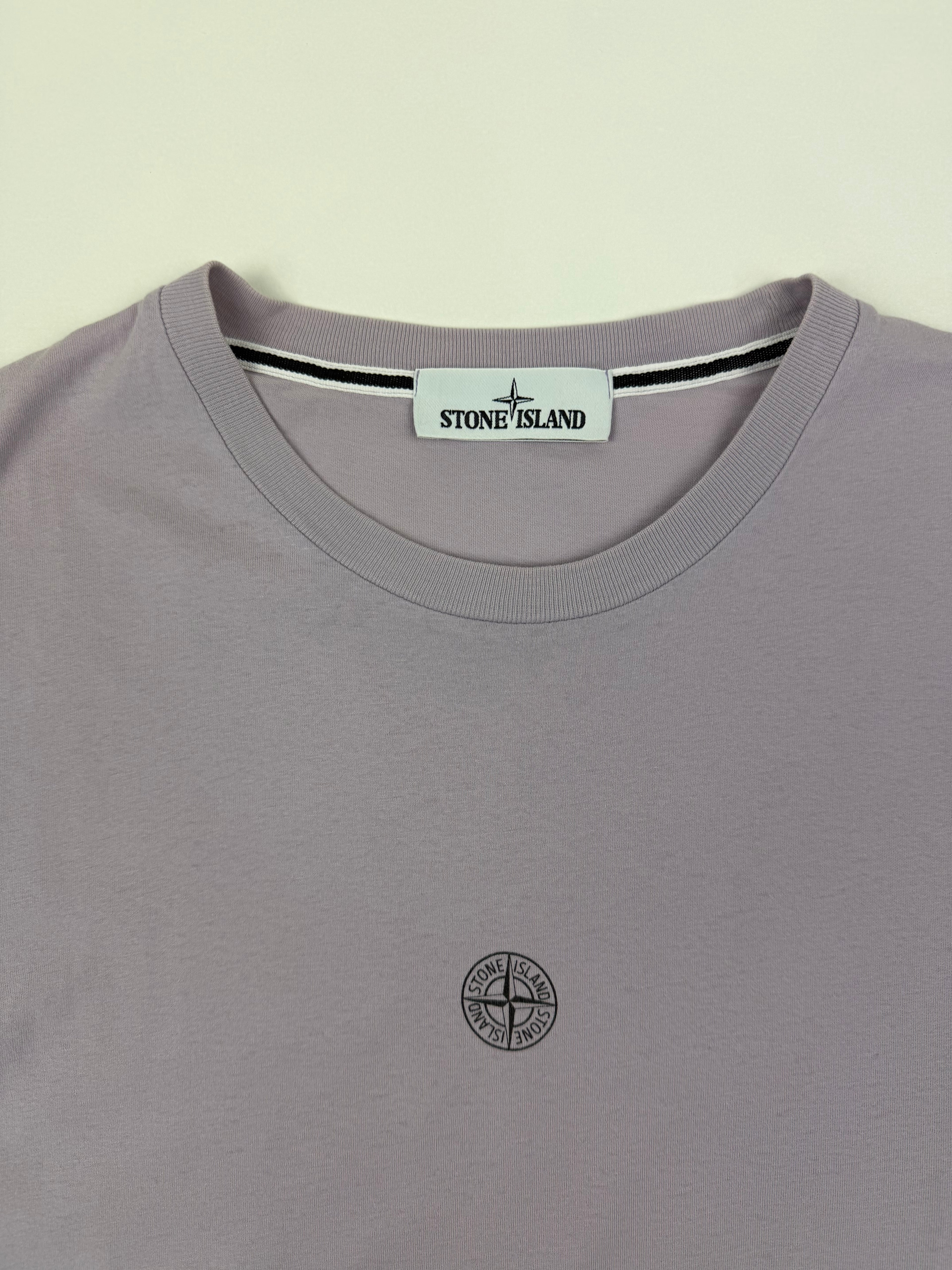 T-shirt Stone Island – Taille L – Violet Clair avec Motif à l’Avant