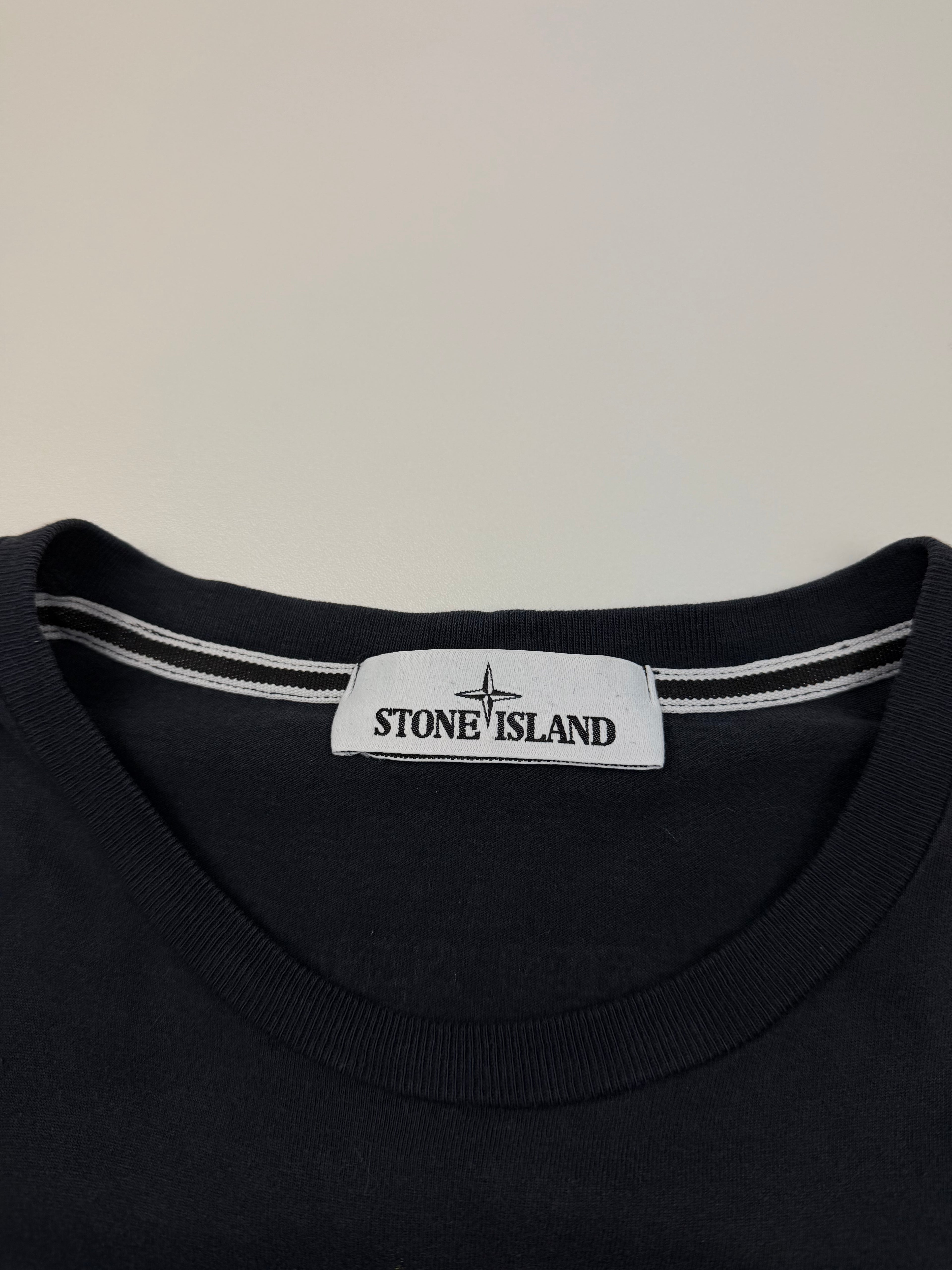 T-shirt Stone Island – Taille M – Gris Anthracite avec Imprimé Avant