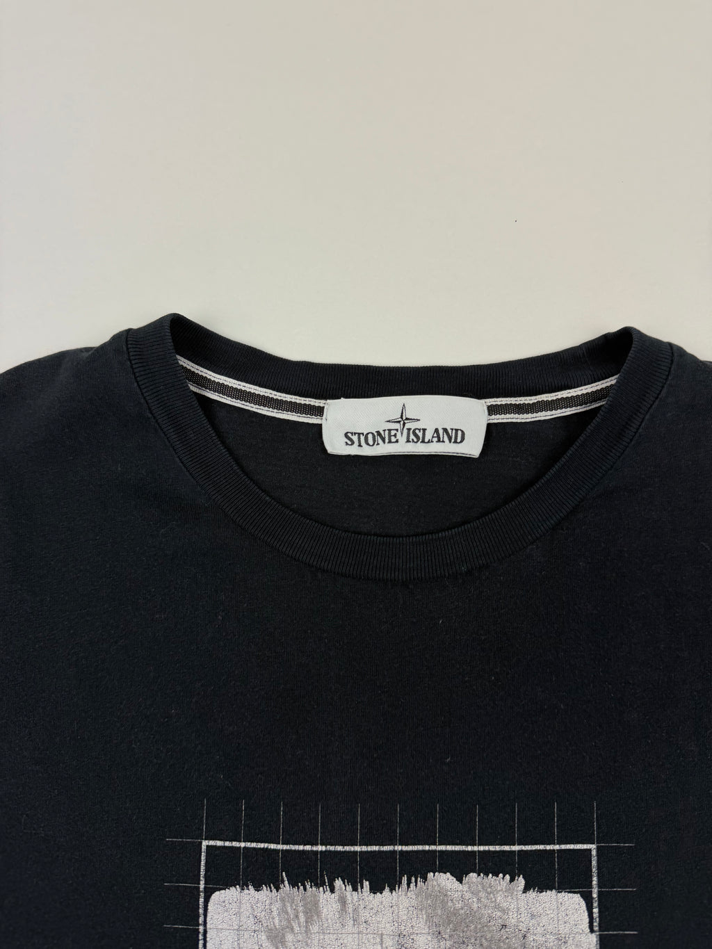 T-shirt Stone Island – Taille M – Noir avec Motif à l’Avant