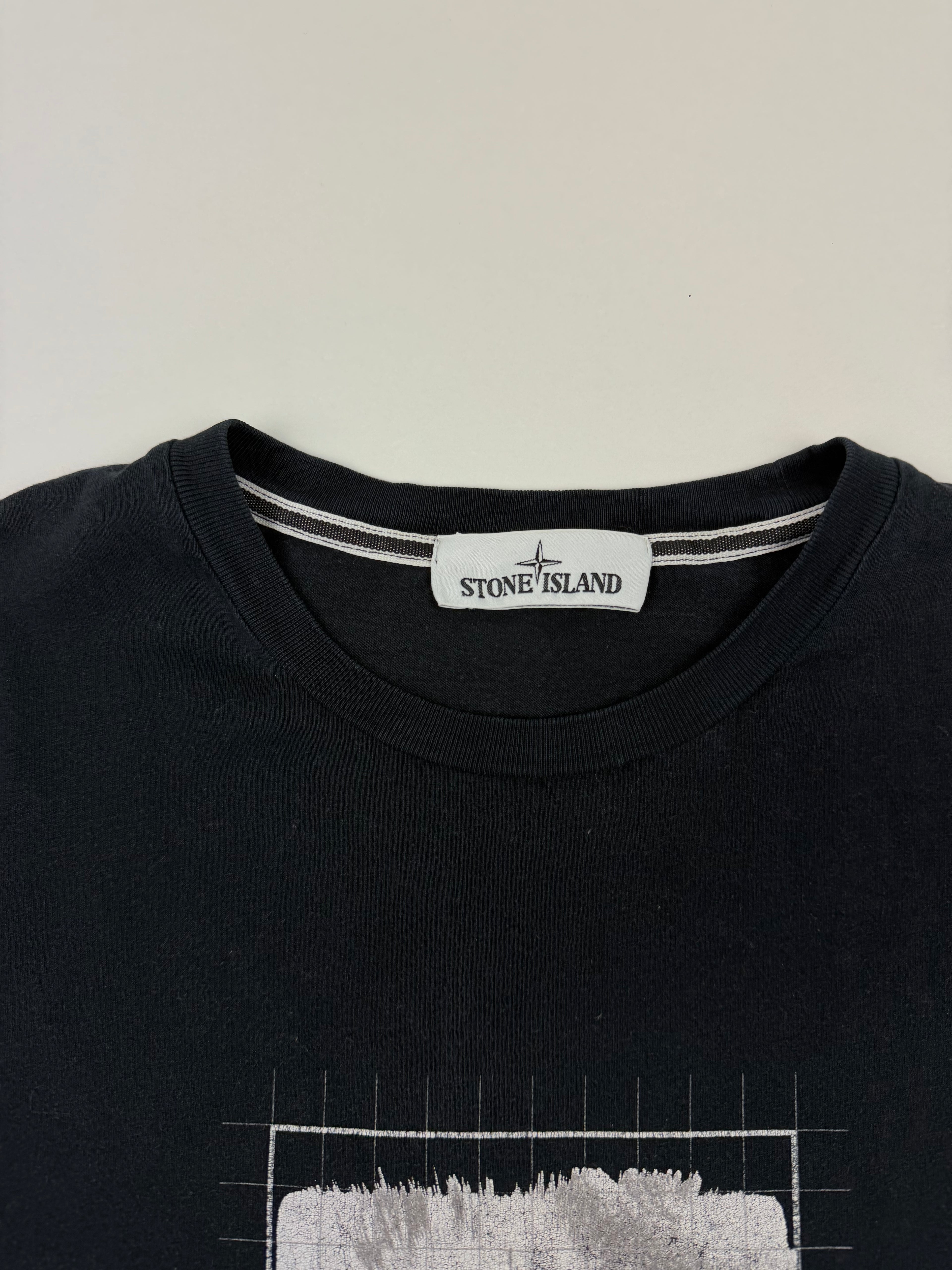 T-shirt Stone Island – Taille M – Noir avec Motif à l’Avant