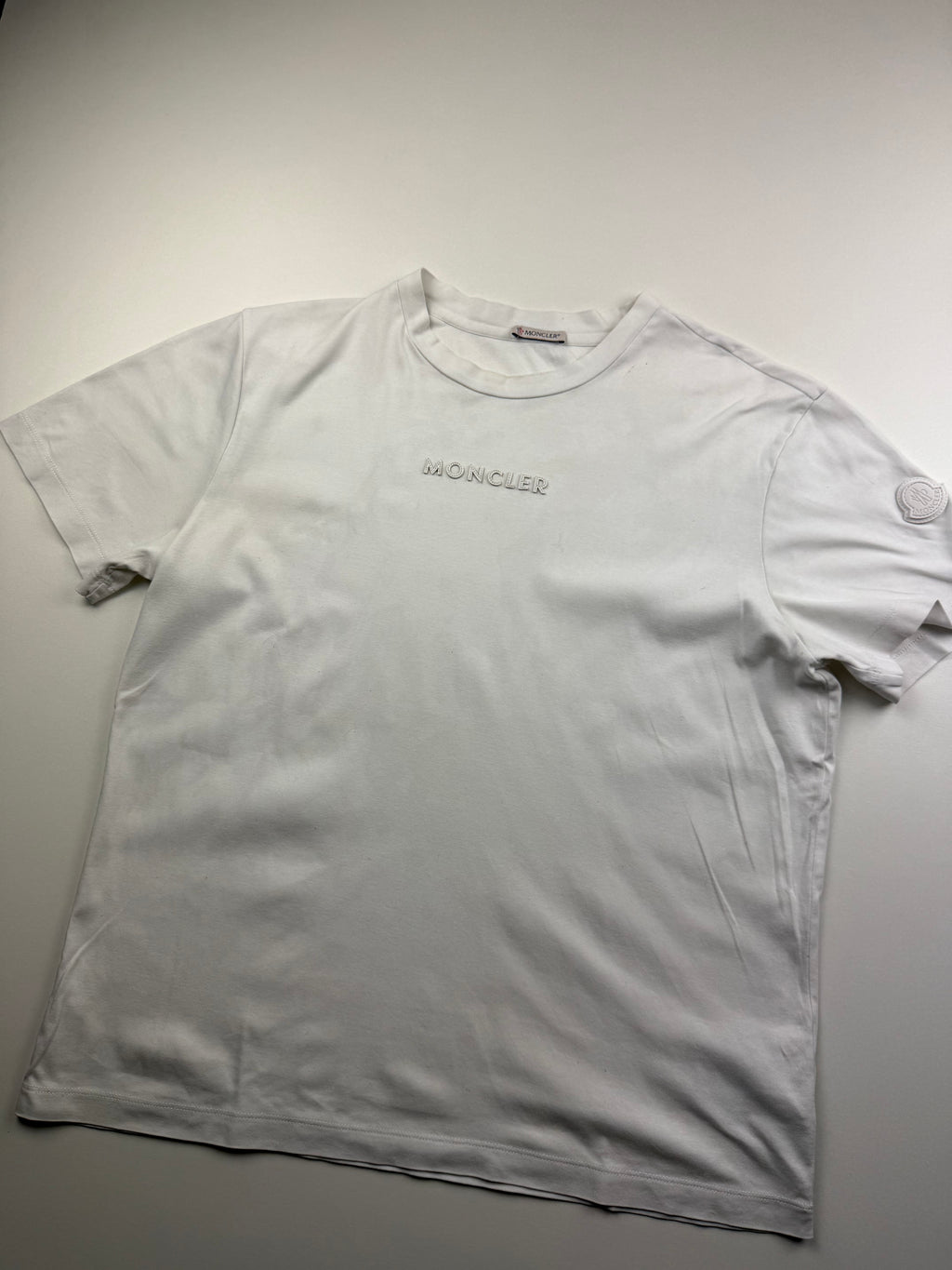 T-Shirt Moncler – Taille M – Blanc – Logo Avant et Patch