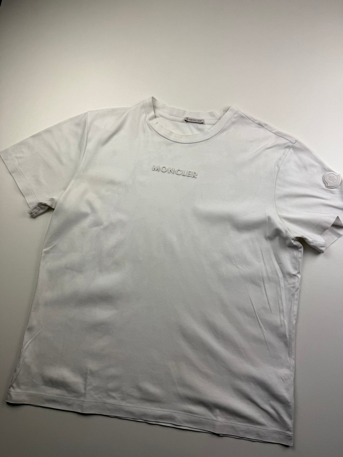 T-Shirt Moncler – Taille M – Blanc – Logo Avant et Patch