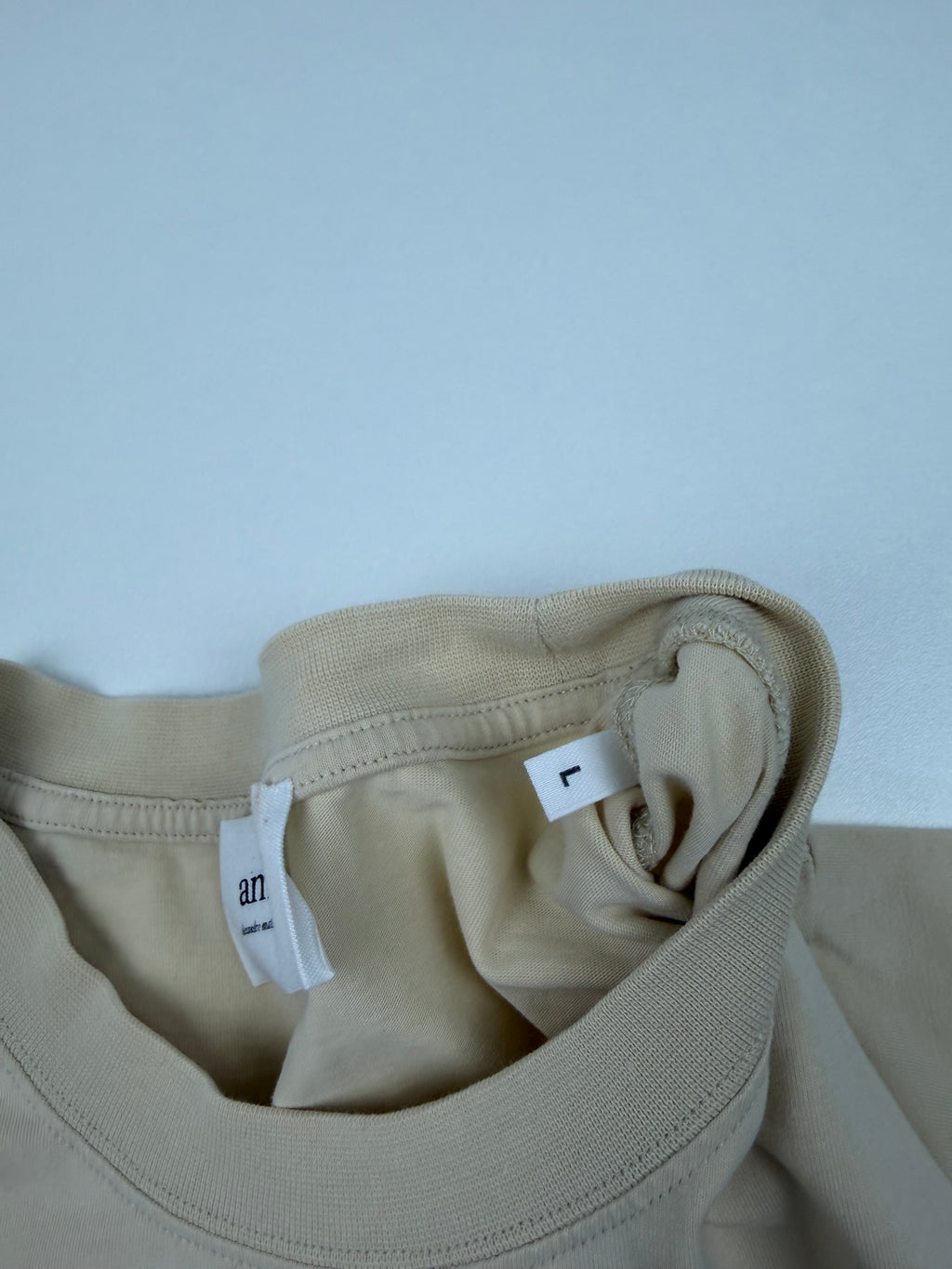 T-shirt AMI – Taille L – Beige avec Logo Cœur Rouge