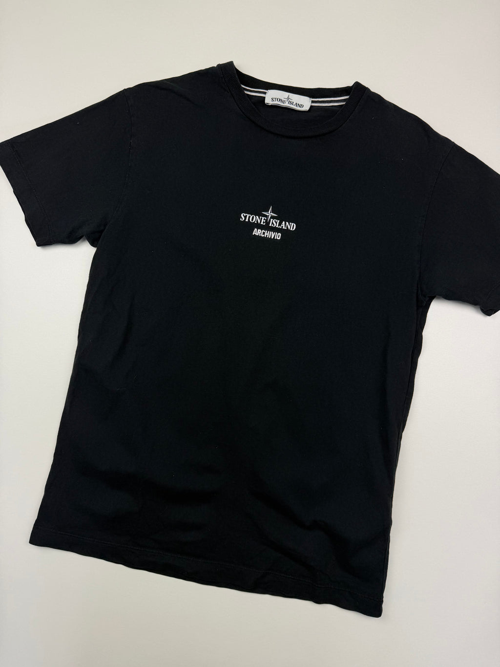 T-shirt Stone Island “Archivio” – Taille M – Noir avec Motif Dos